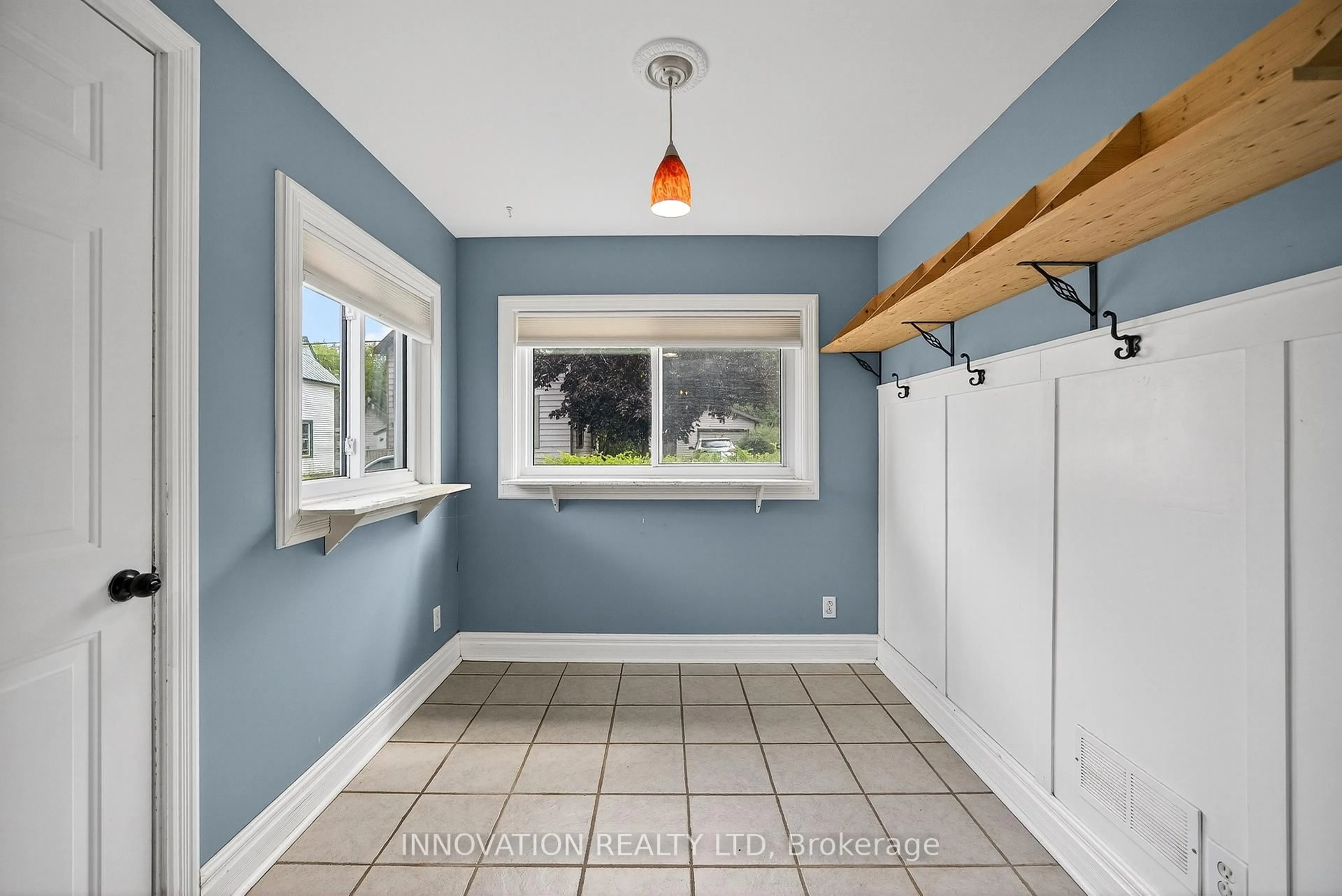 Indoor entryway for 19 Herriott St, Carleton Place Ontario K7C 2A4