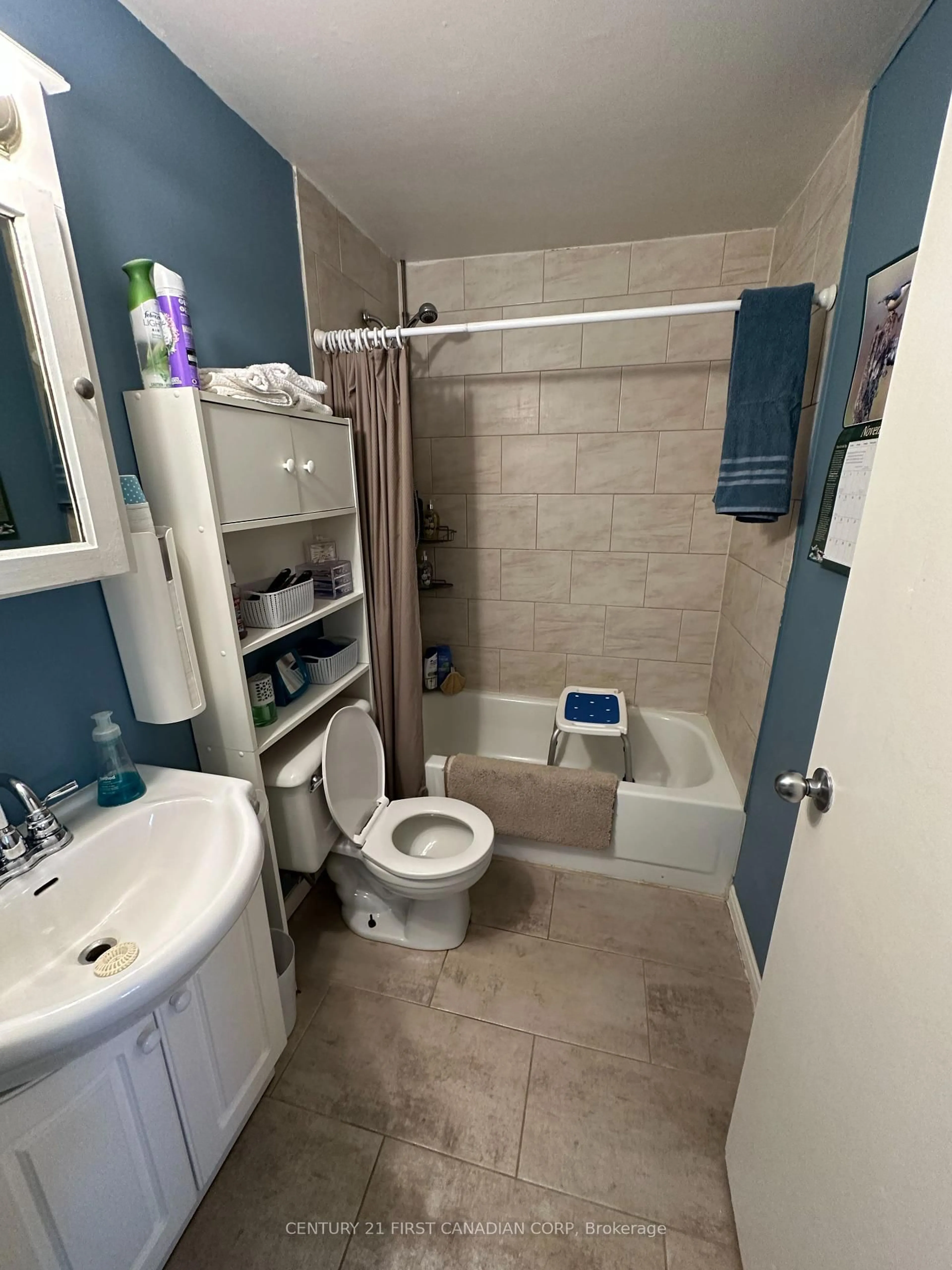 Standard bathroom, unknown for 242 Victoria St, Central Elgin Ontario N0L 1B0