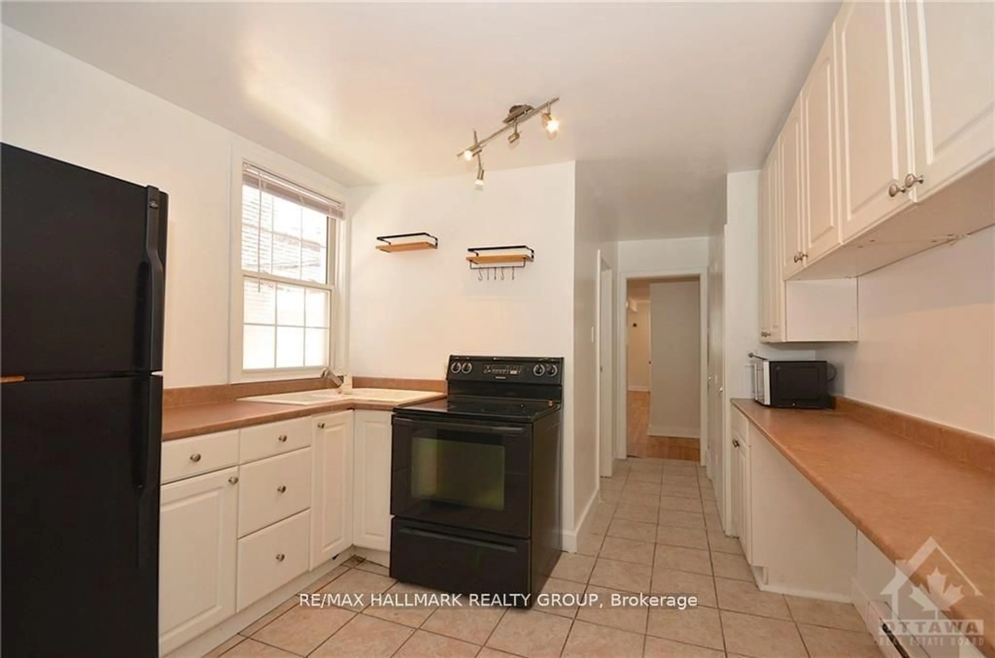 Standard kitchen, ceramic/tile floor for 62-64 COBOURG St, Ottawa Ontario K1N 8G8