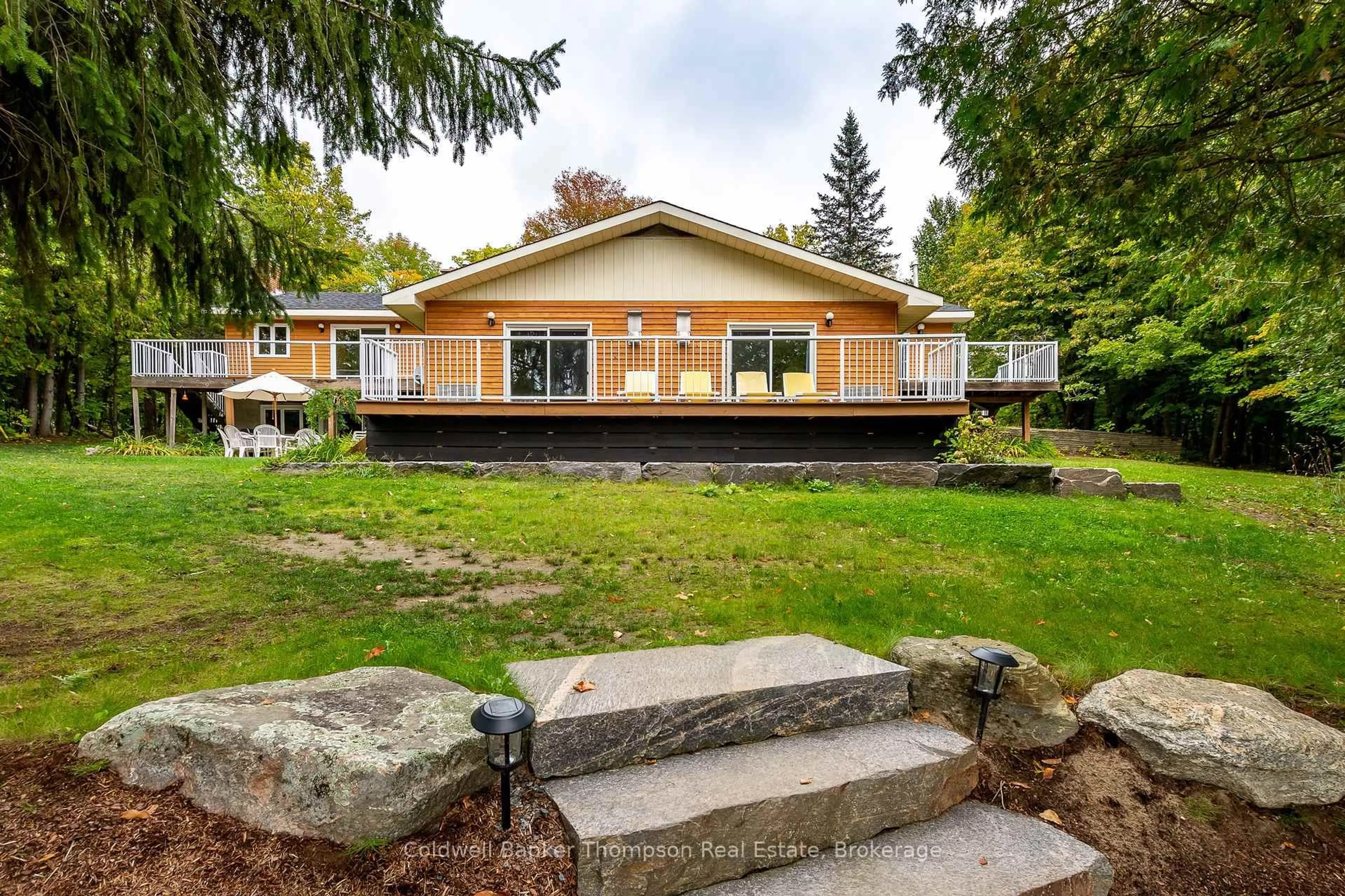 Home with vinyl exterior material, unknown for 415 GRASSMERE RESORT Rd, Huntsville Ontario P1H 2J6