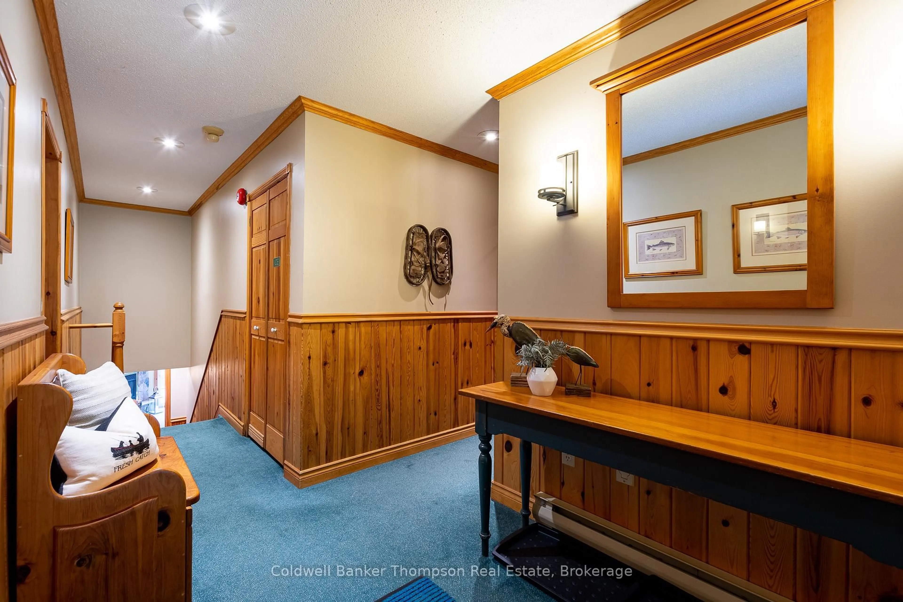 Indoor foyer for 415 GRASSMERE RESORT Rd, Huntsville Ontario P1H 2J6