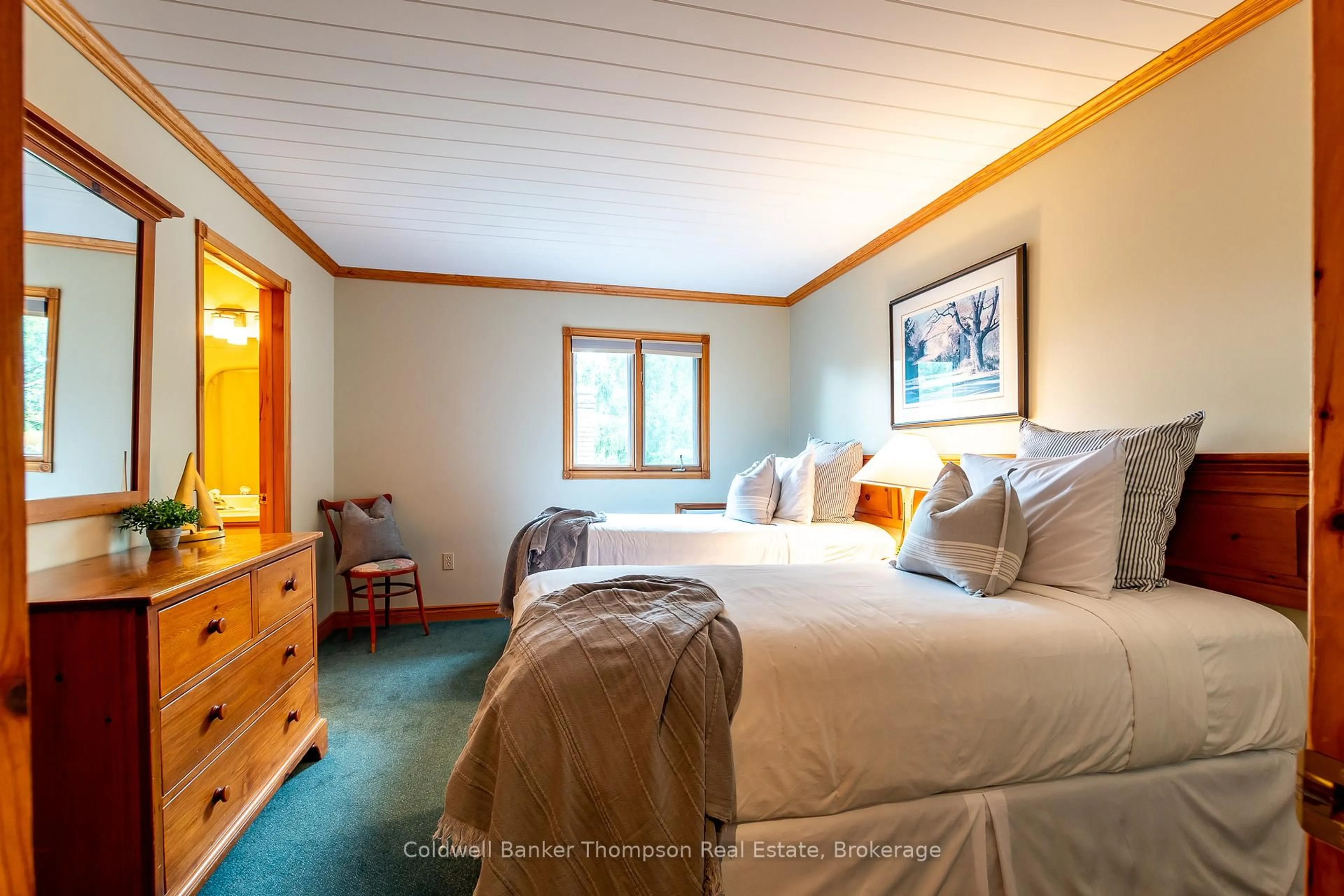 Bedroom with bed, wood/laminate floor for 415 GRASSMERE RESORT Rd, Huntsville Ontario P1H 2J6