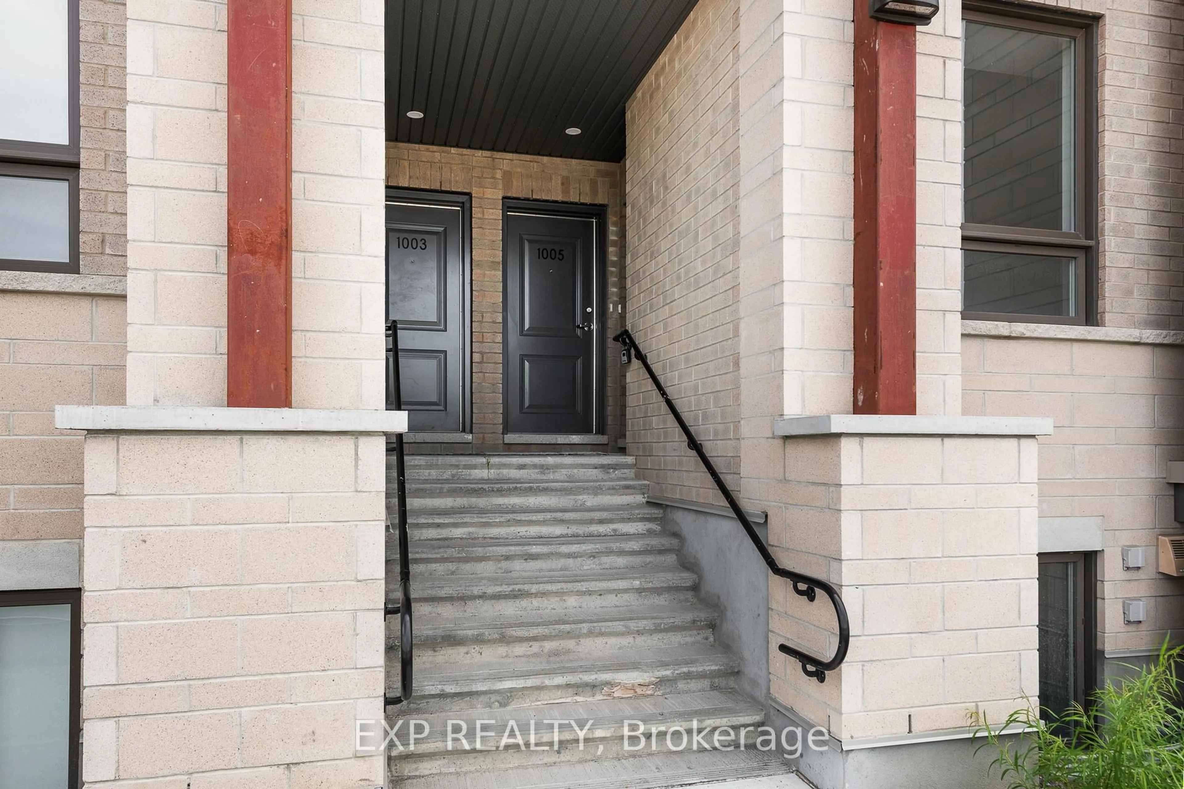 Indoor entryway for 1005 Silhouette Private, Ottawa Ontario K2J 4S3