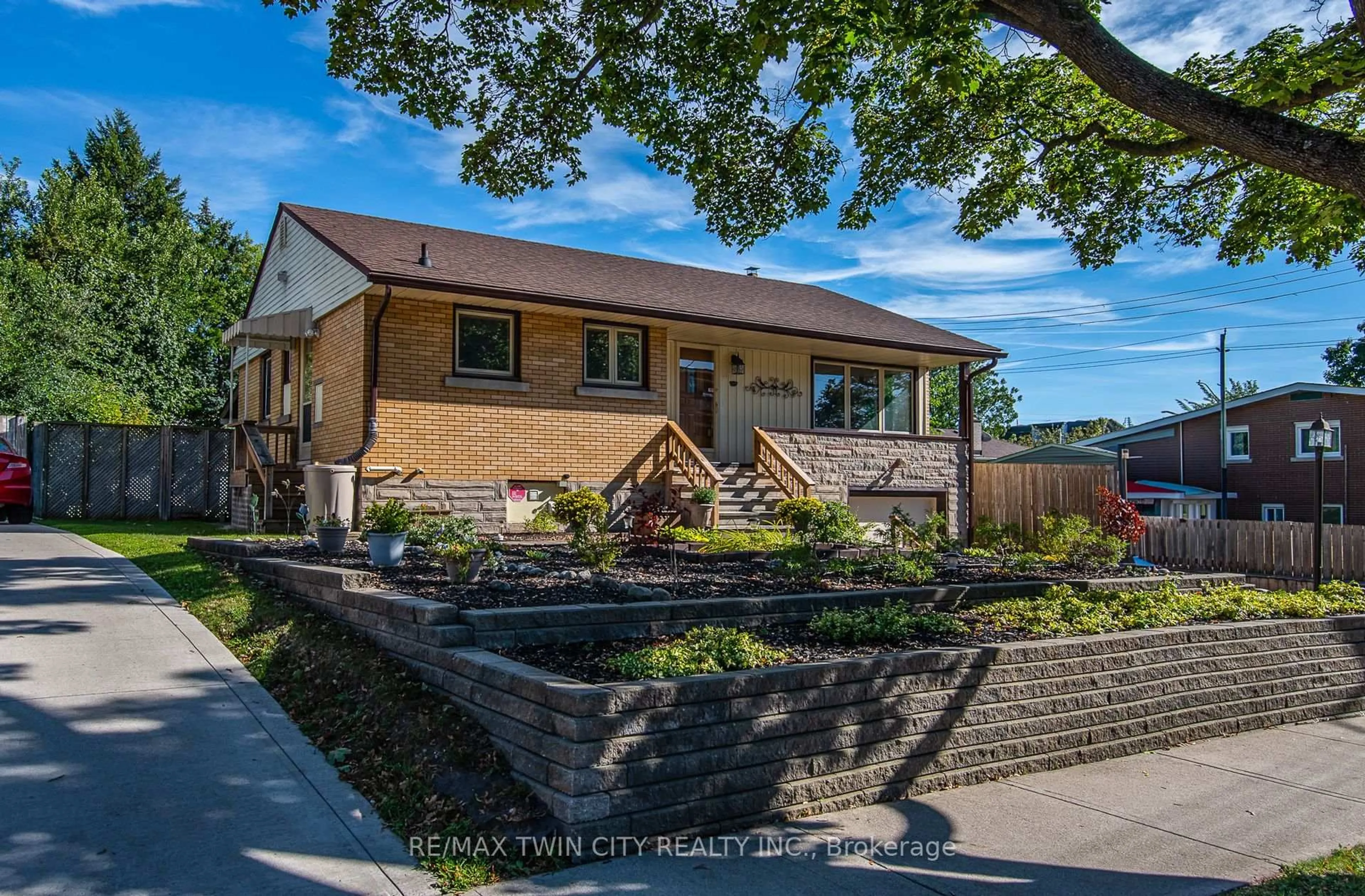 A pic from outside/outdoor area/front of a property/back of a property/a pic from drone, street for 148 Siebert Ave, Kitchener Ontario N2C 2A8