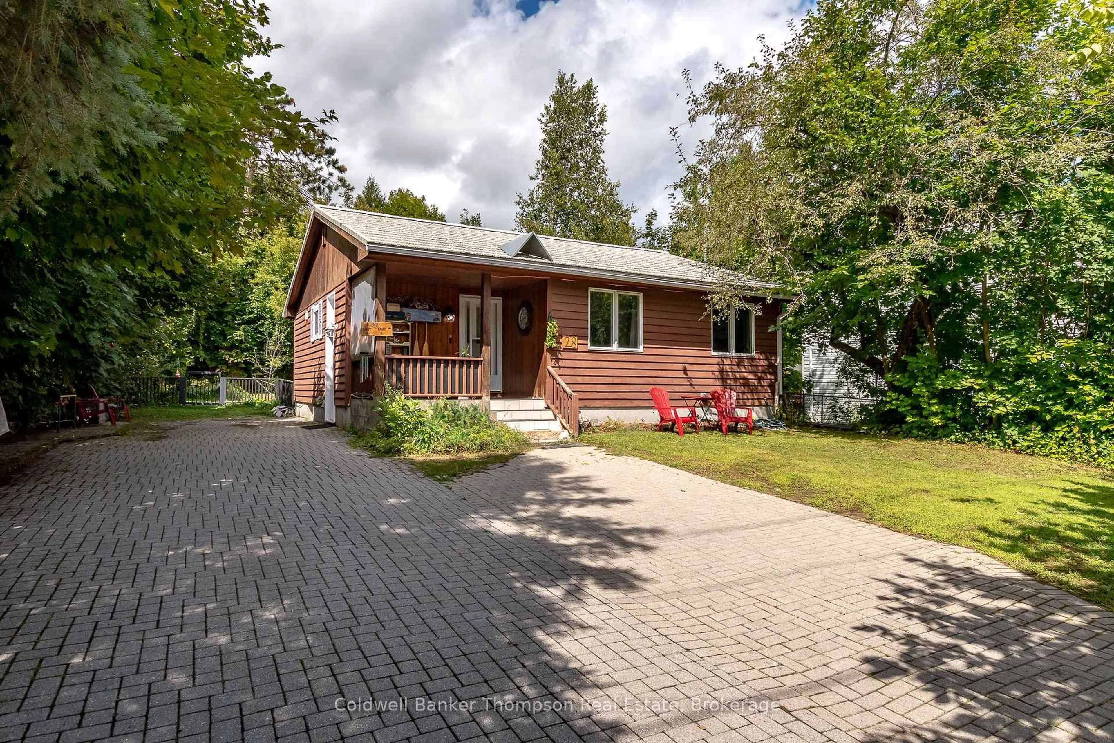 A pic from outside/outdoor area/front of a property/back of a property/a pic from drone, street for 28 Veterans Way, Huntsville Ontario P1H 1P4