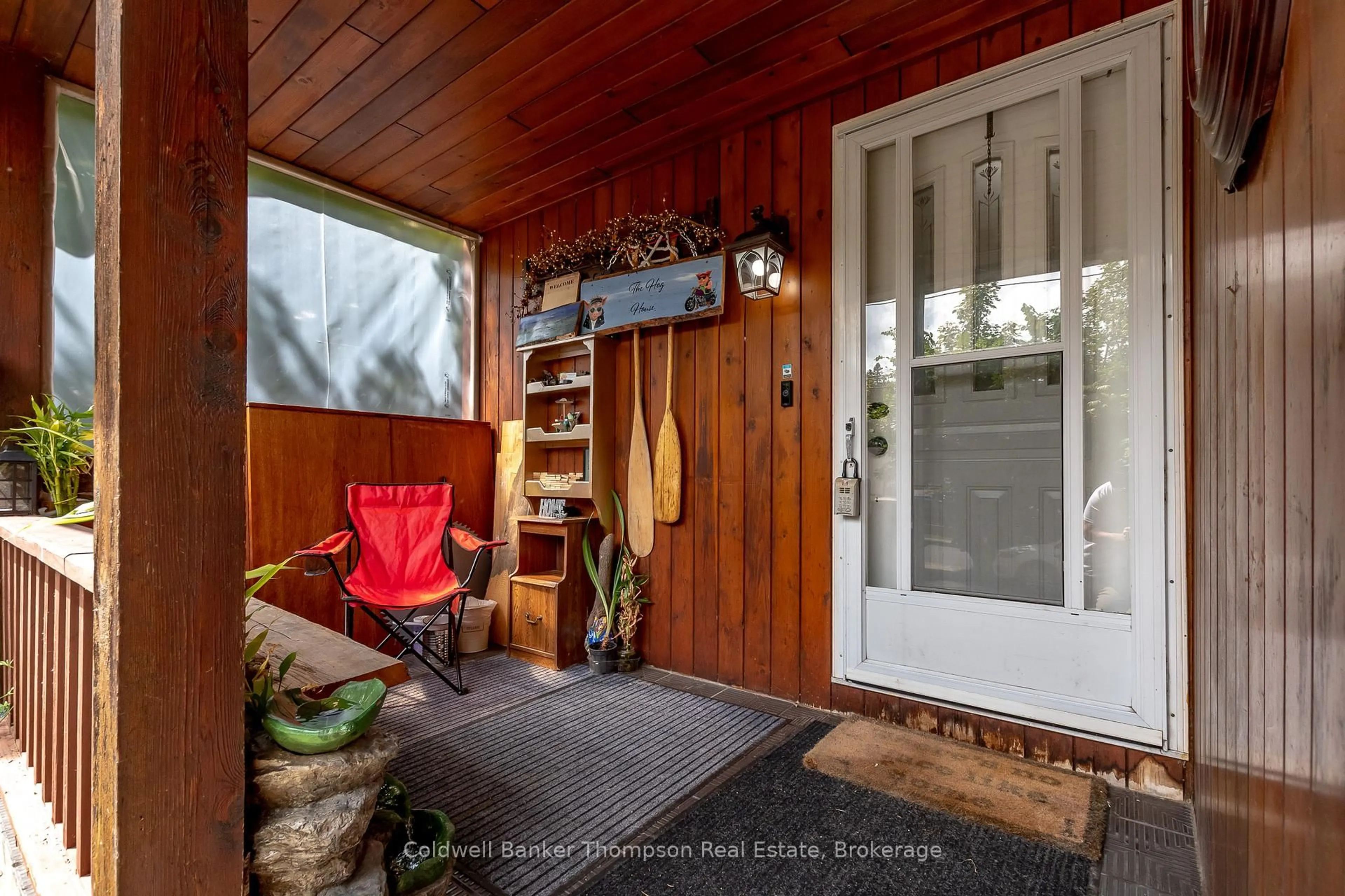Indoor entryway for 28 Veterans Way, Huntsville Ontario P1H 1P4