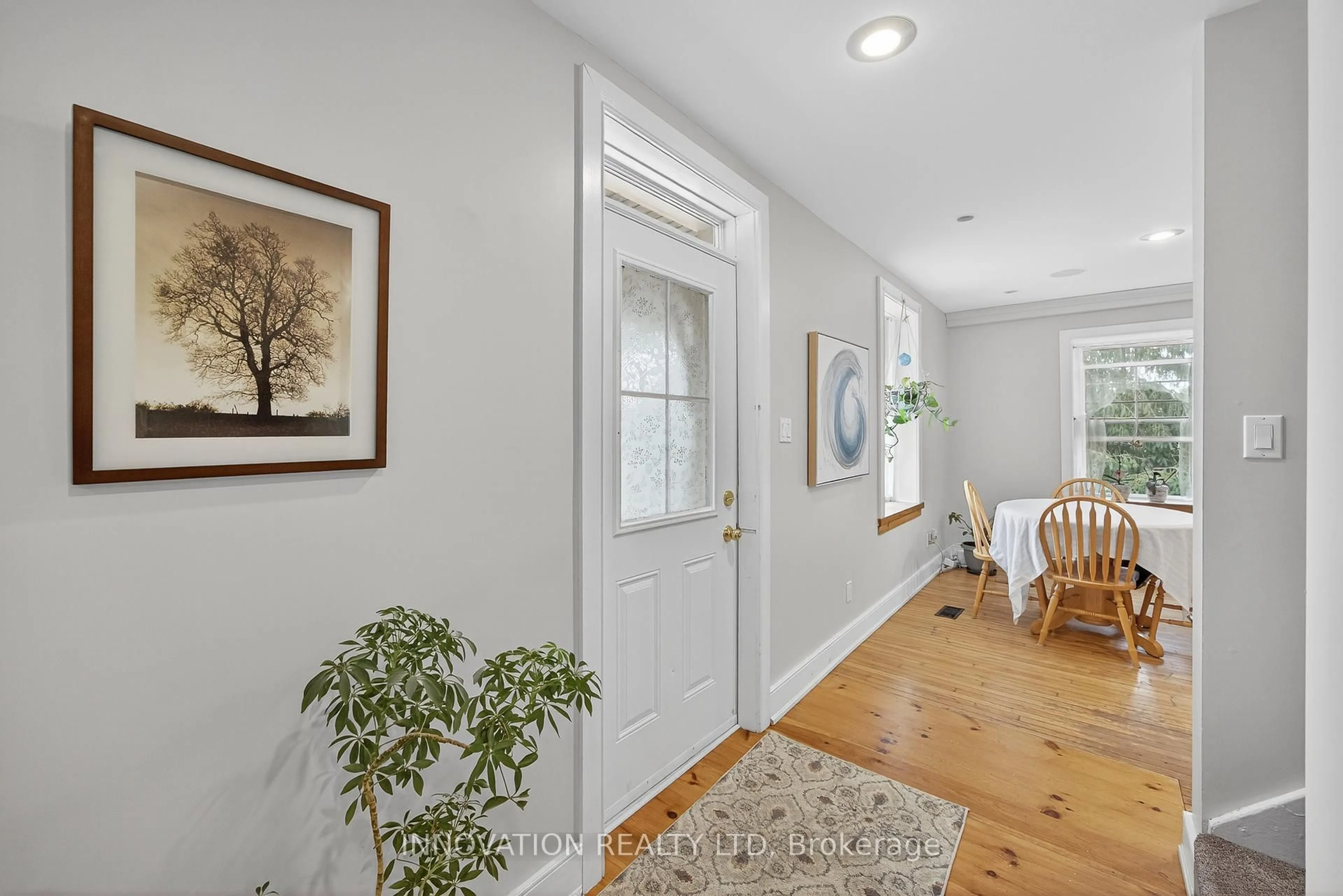 Indoor entryway for 118 Hill St, Almonte Ontario K0A 1A0
