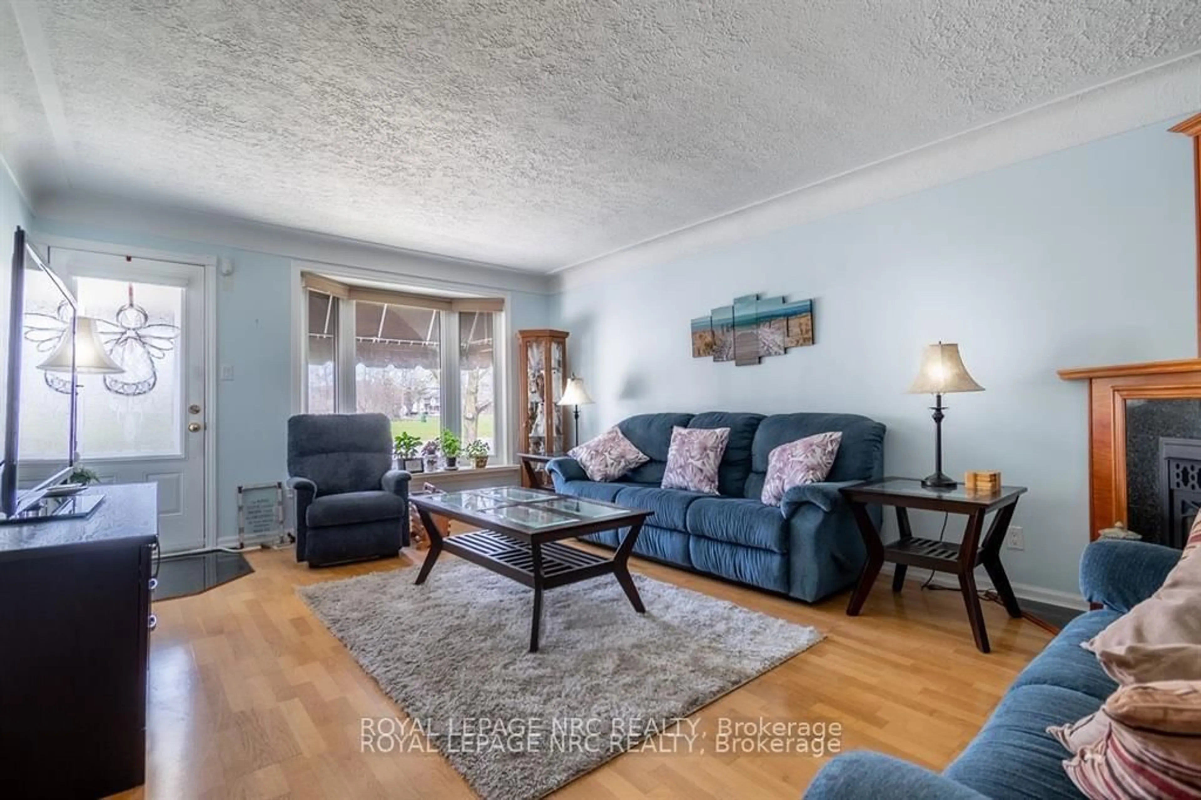 Living room with furniture, wood/laminate floor for 15 Kilgour Ave, Welland Ontario L3C 2P8