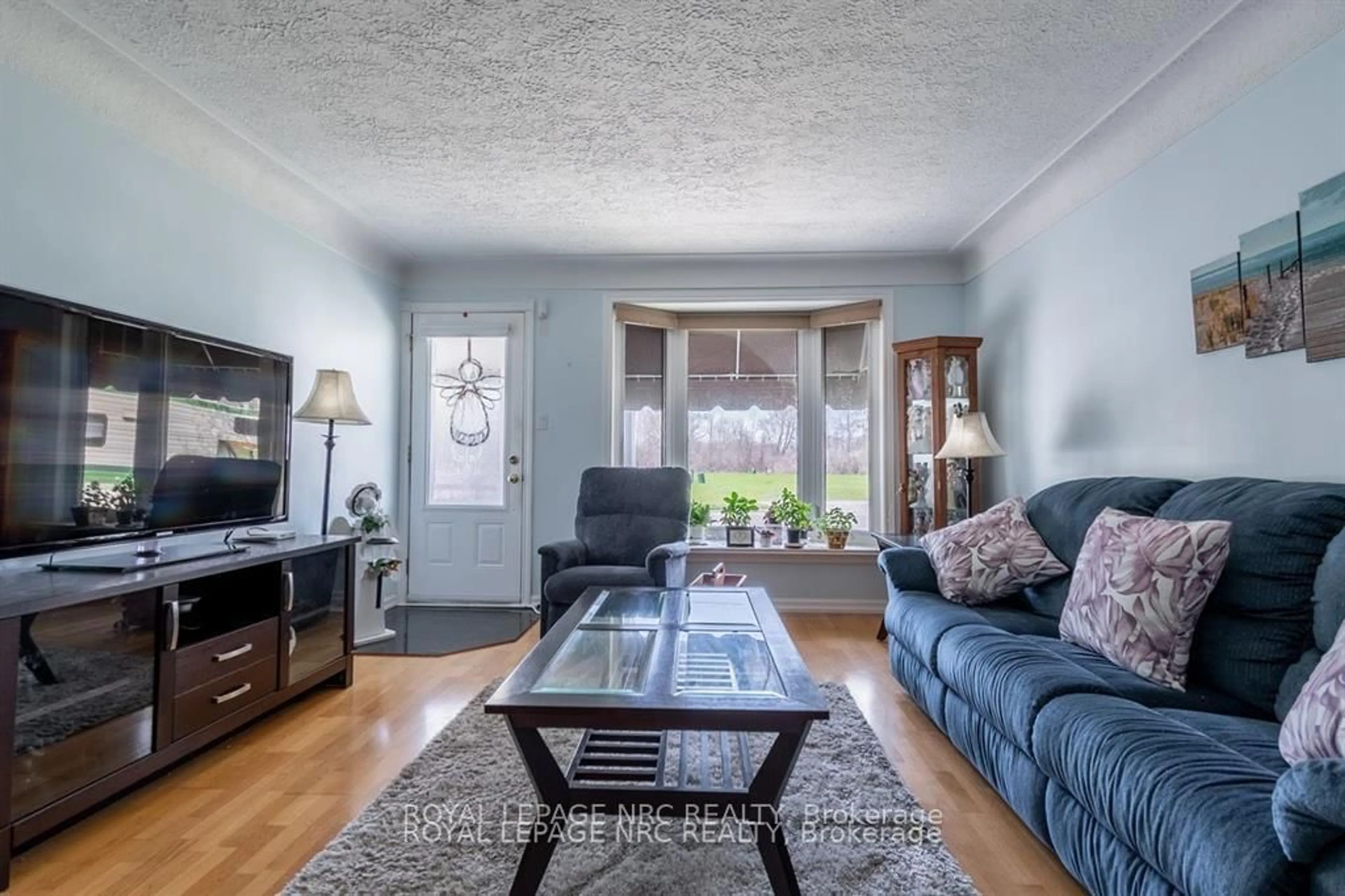 Living room with furniture, unknown for 15 Kilgour Ave, Welland Ontario L3C 2P8