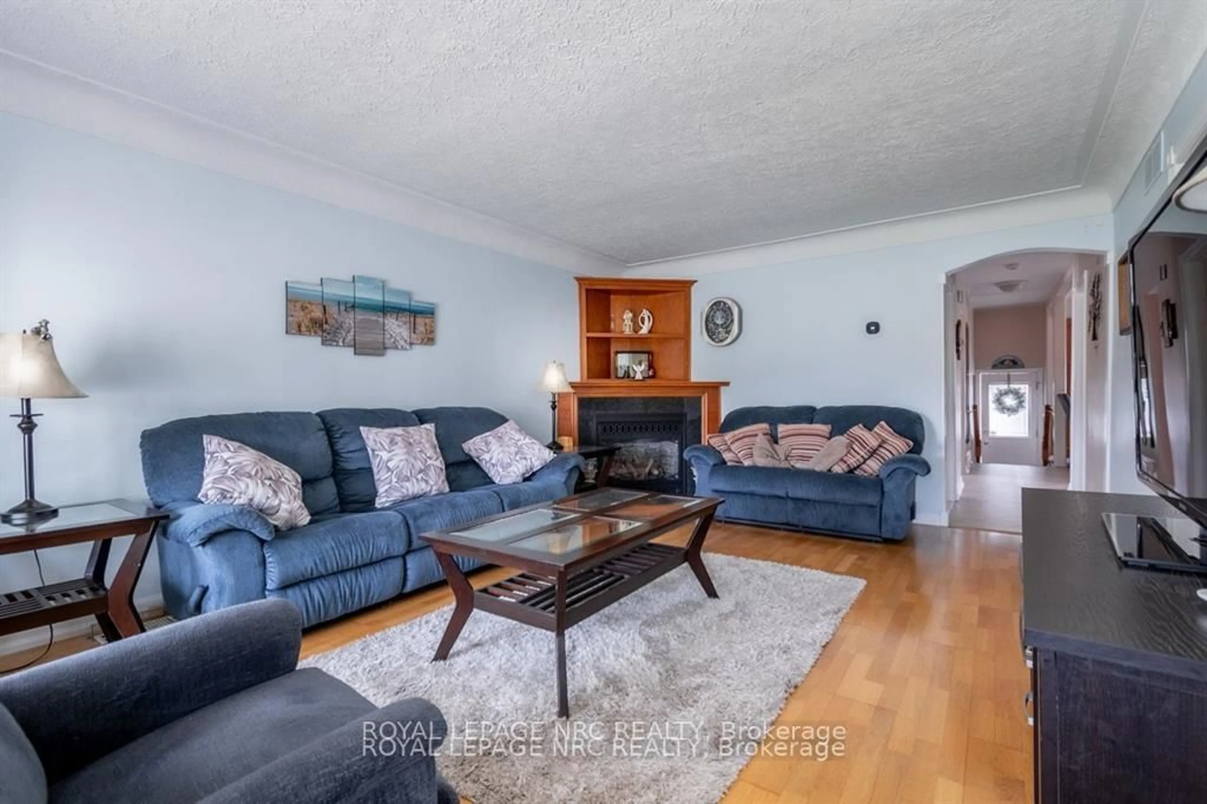 Living room with furniture, unknown for 15 Kilgour Ave, Welland Ontario L3C 2P8