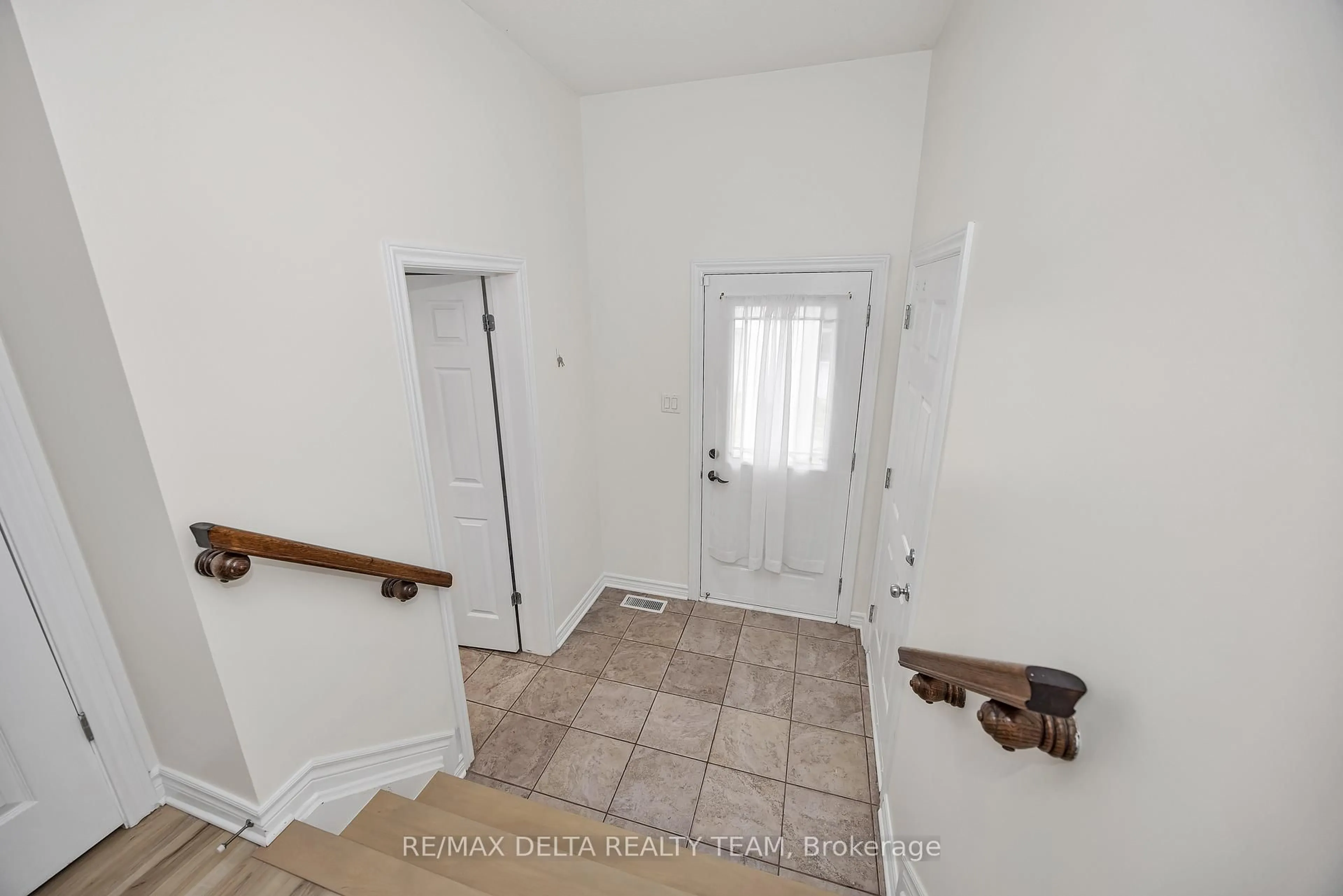 Indoor entryway for 189 Tapley Pl, Ottawa Ontario K4A 0L2
