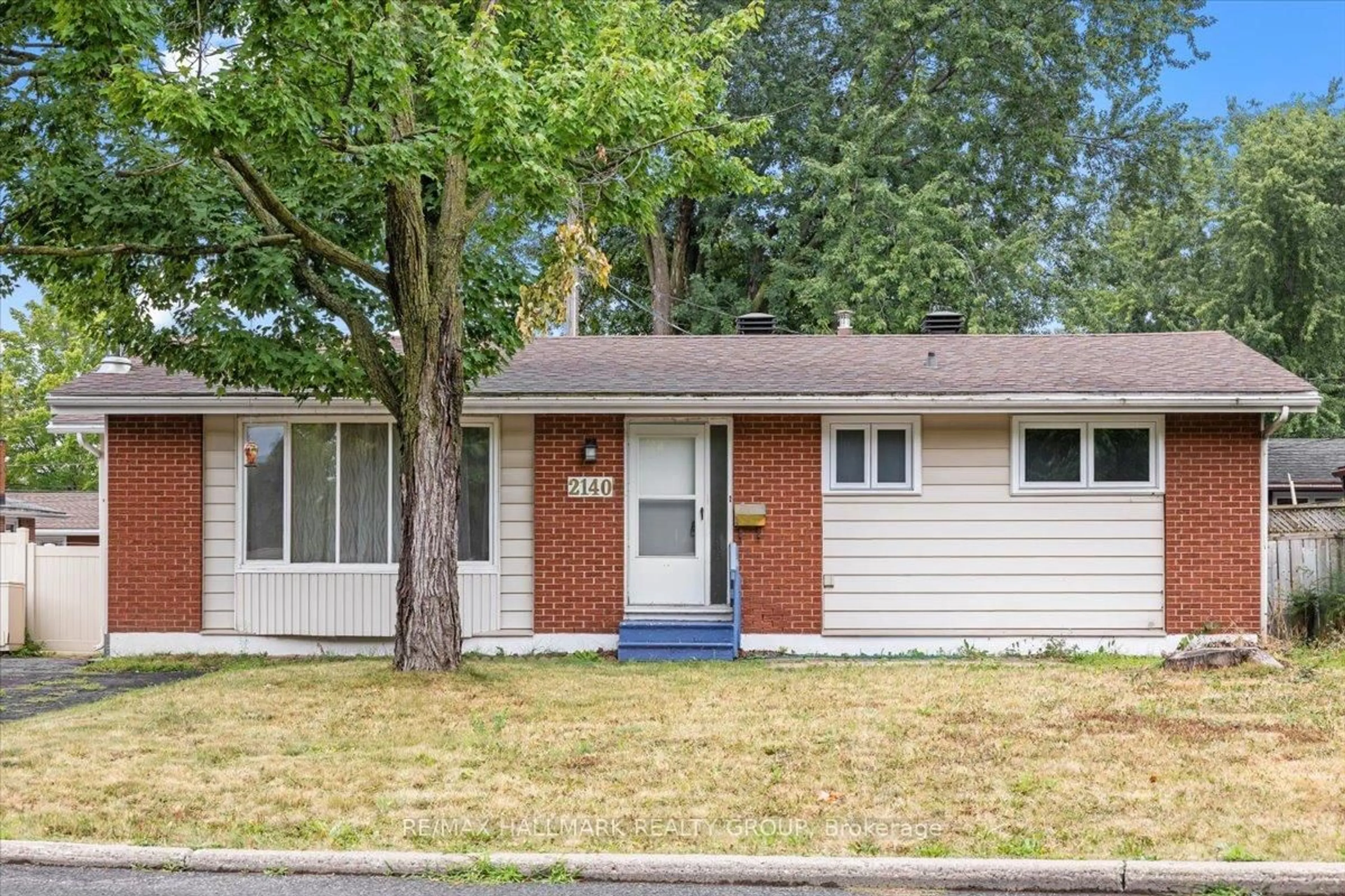Home with vinyl exterior material, street for 2140 Tawney Rd, Ottawa Ontario K1G 1C1
