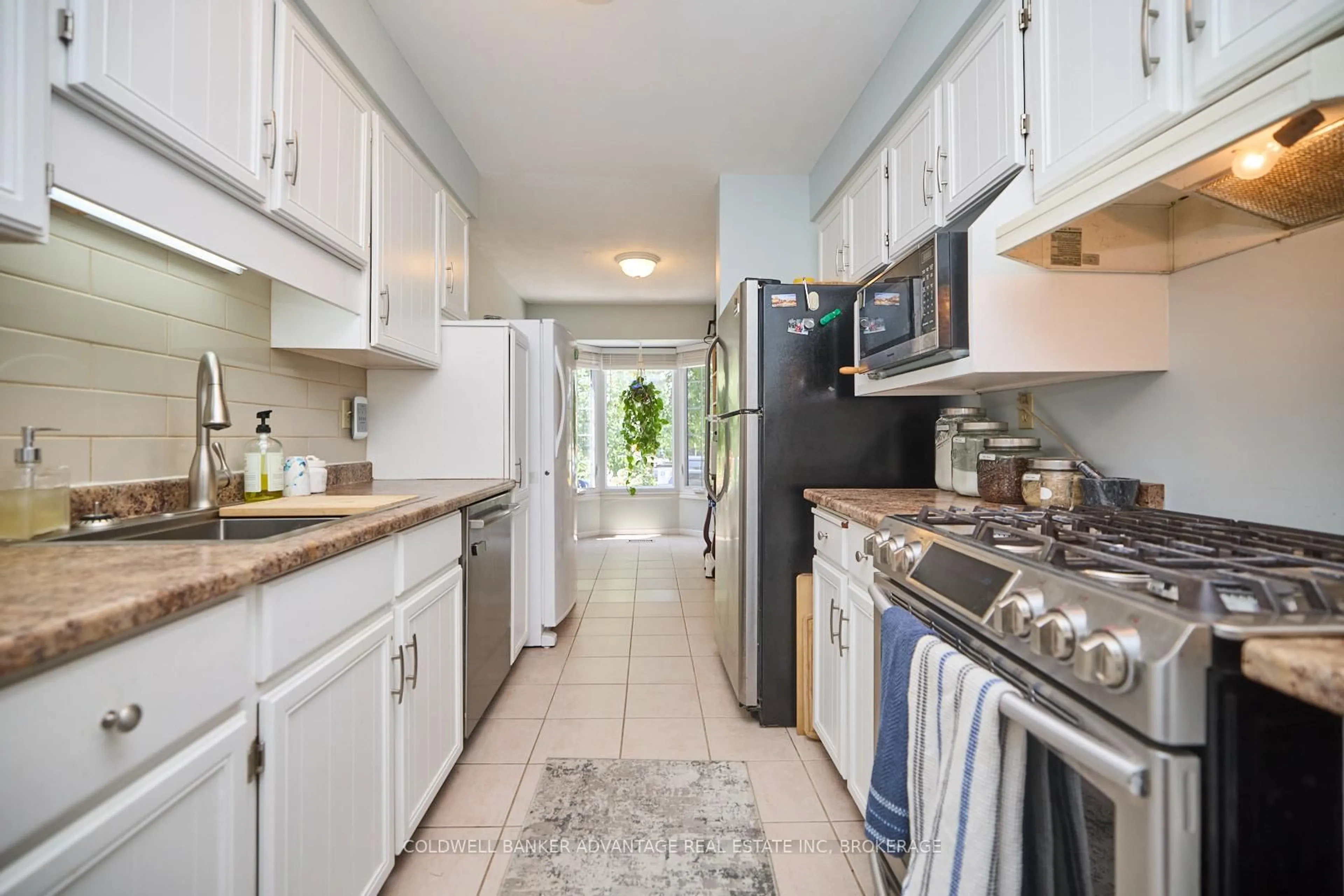 Standard kitchen, unknown for 33 Naples Crt, Thorold Ontario L2V 4S7