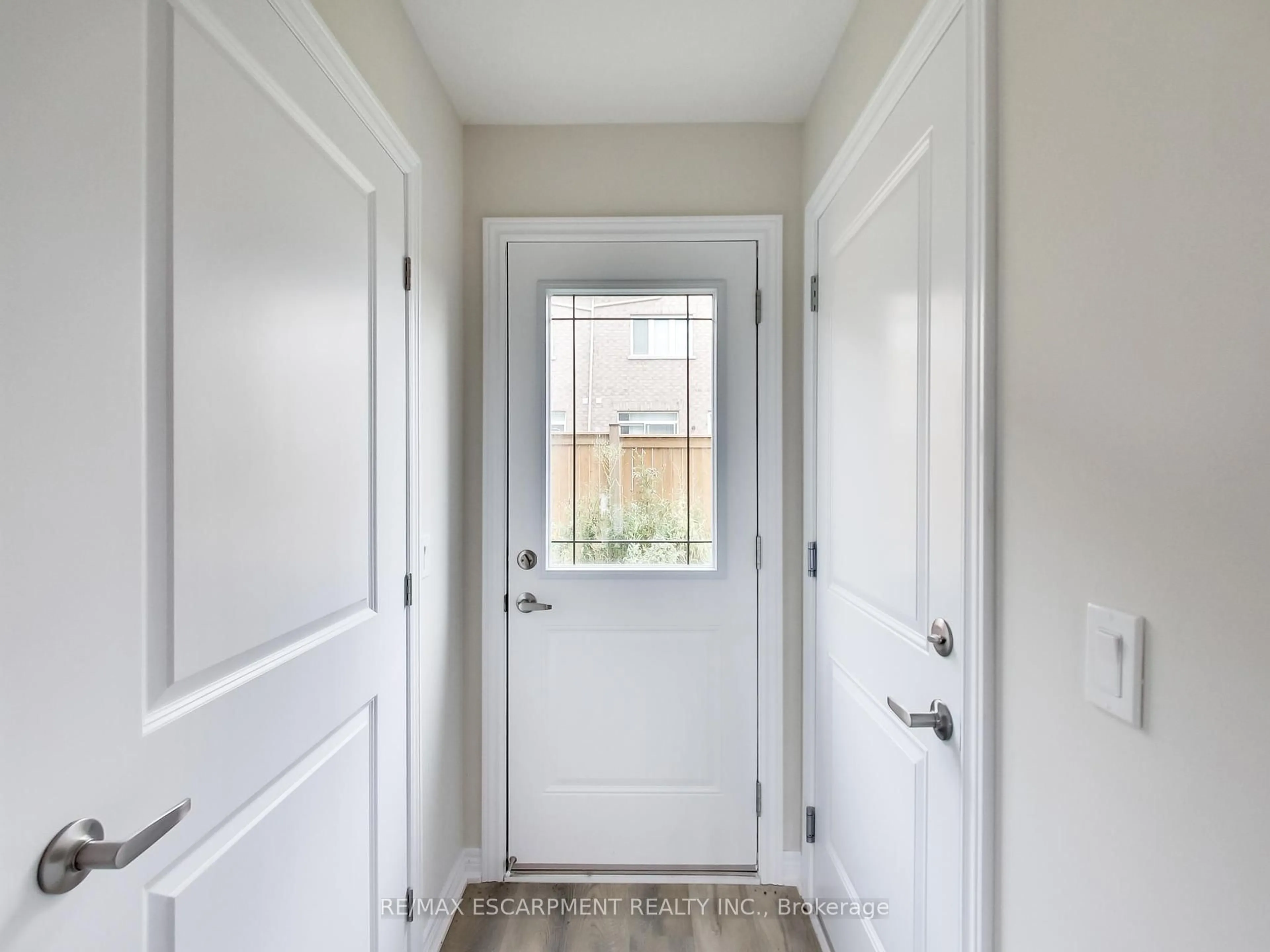 Indoor entryway for 19 PICARDY Dr #23, Hamilton Ontario L8J 0M7