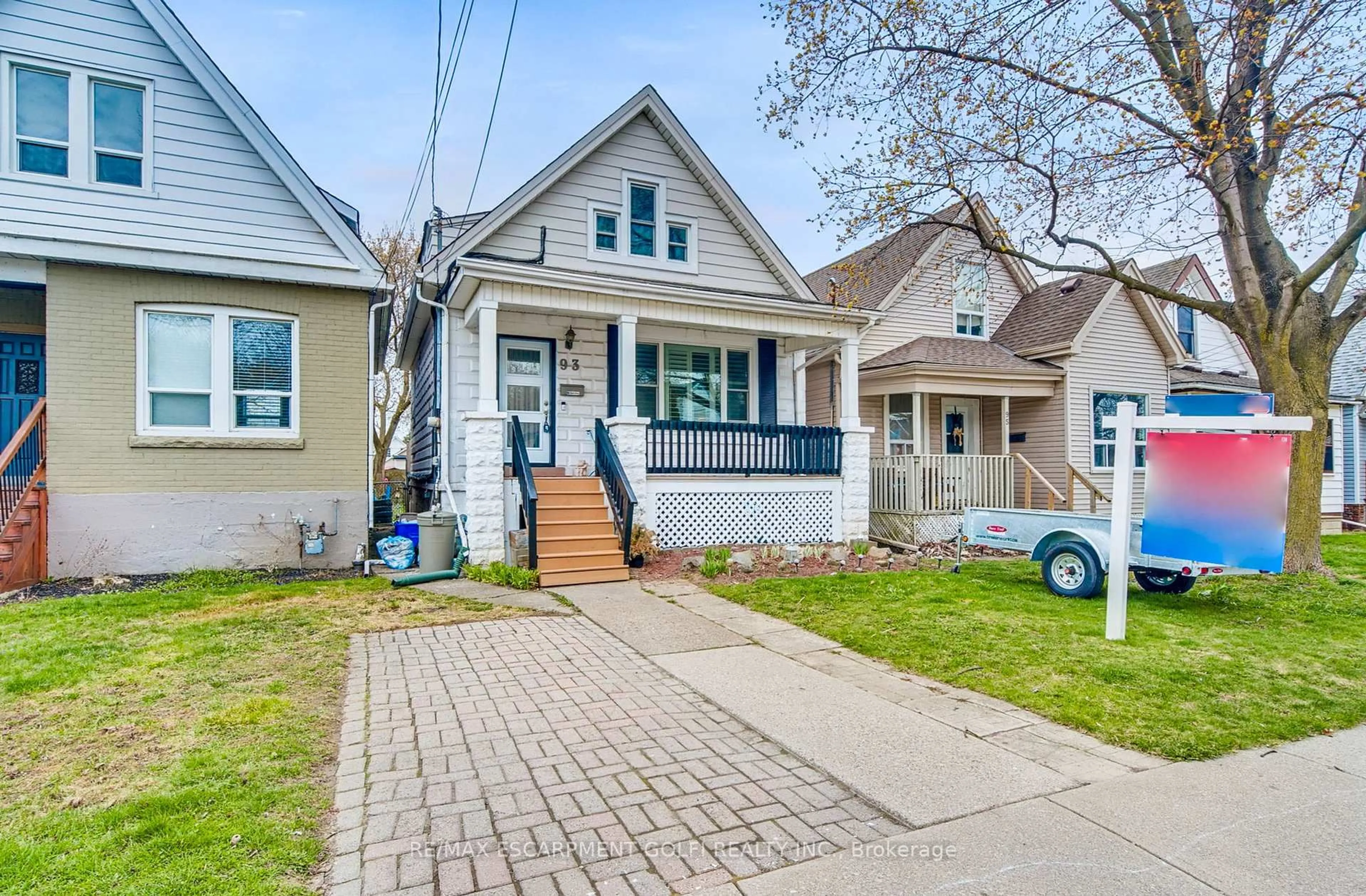 Home with vinyl exterior material, street for 93 EAST 23RD St, Hamilton Ontario L8V 2W7