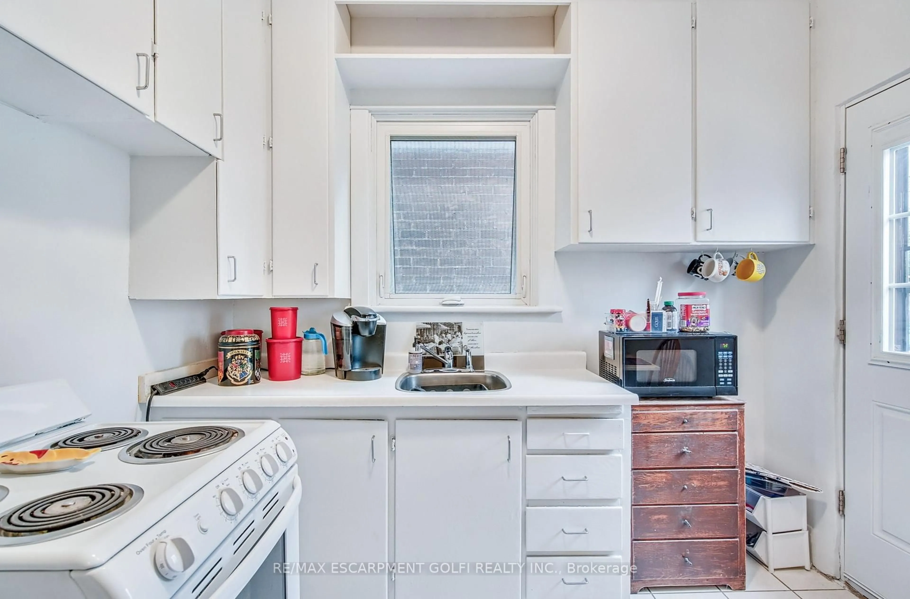 Standard kitchen, ceramic/tile floor for 93 EAST 23RD St, Hamilton Ontario L8V 2W7
