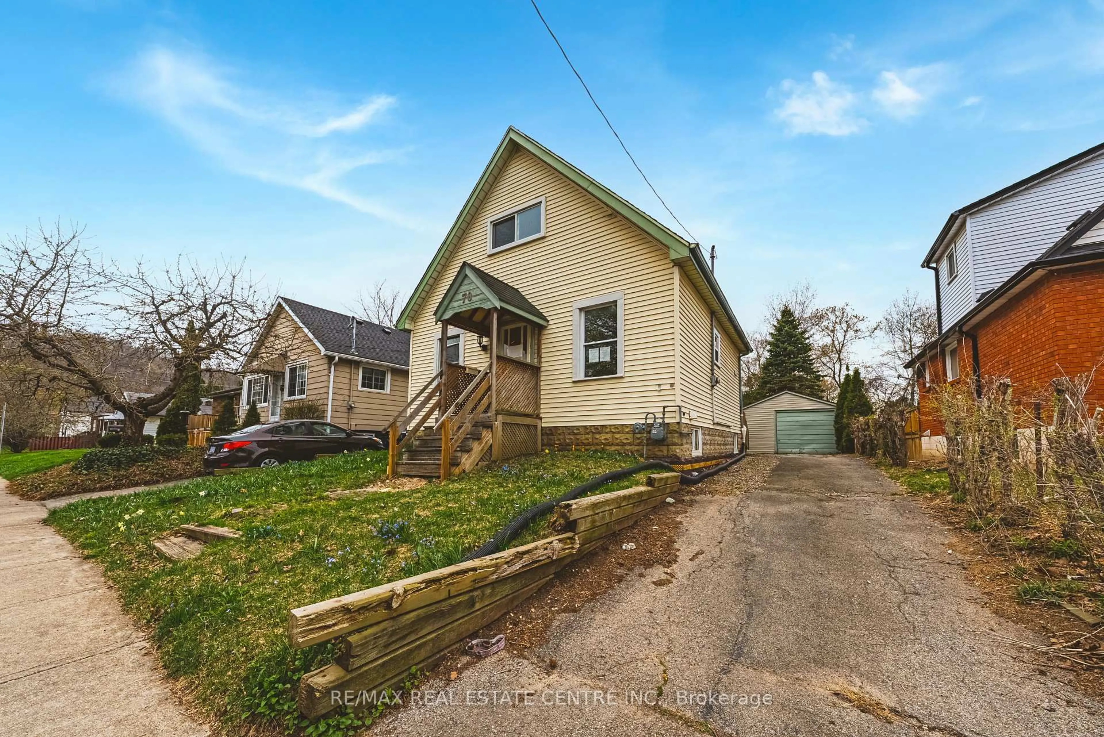 A pic from outside/outdoor area/front of a property/back of a property/a pic from drone, street for 70 Hillview St, Hamilton Ontario L8S 2Z2