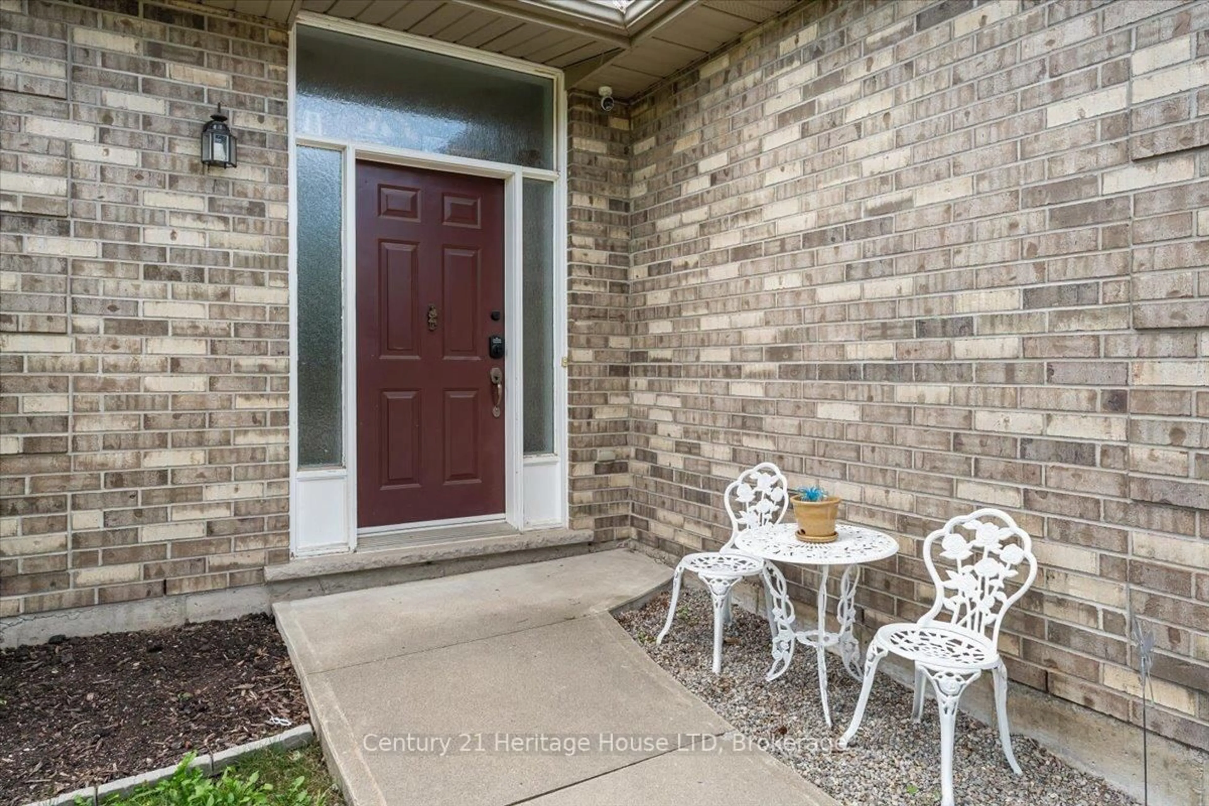 Patio, street for 125 Gretel Pl, Welland Ontario L3C 7H5