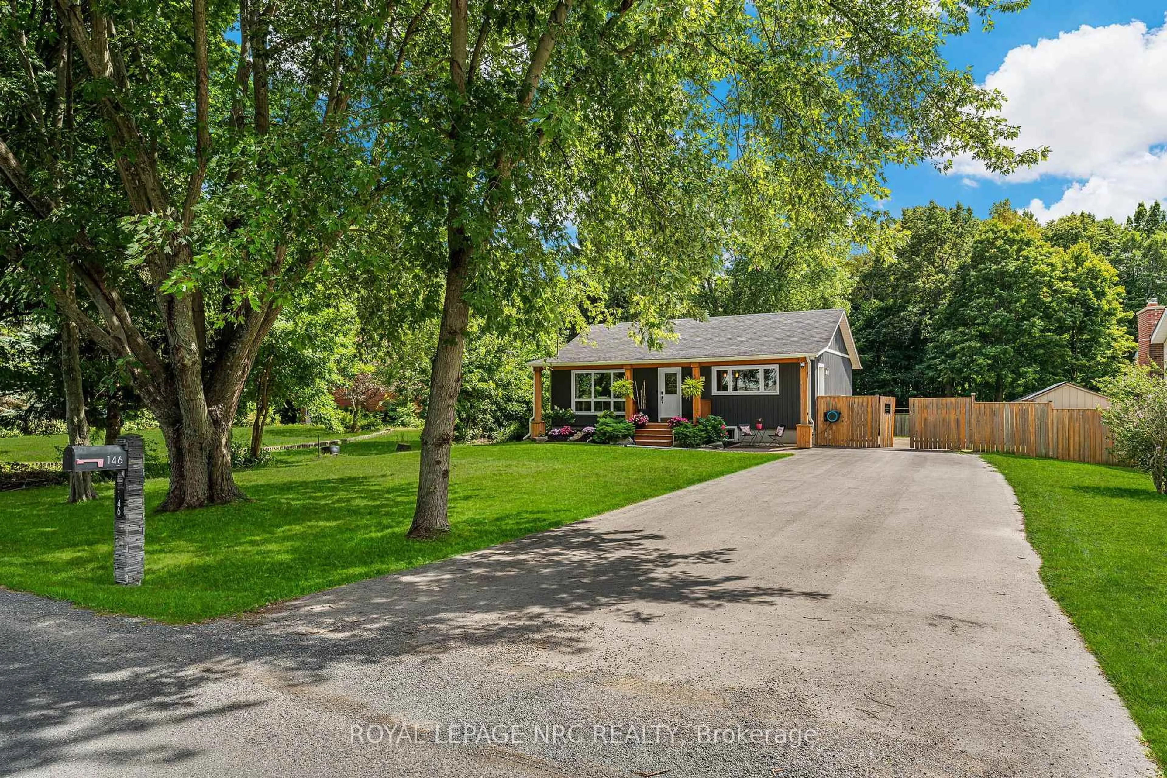 A pic from outside/outdoor area/front of a property/back of a property/a pic from drone, street for 146 Merritt Rd, Pelham Ontario L3B 5N5