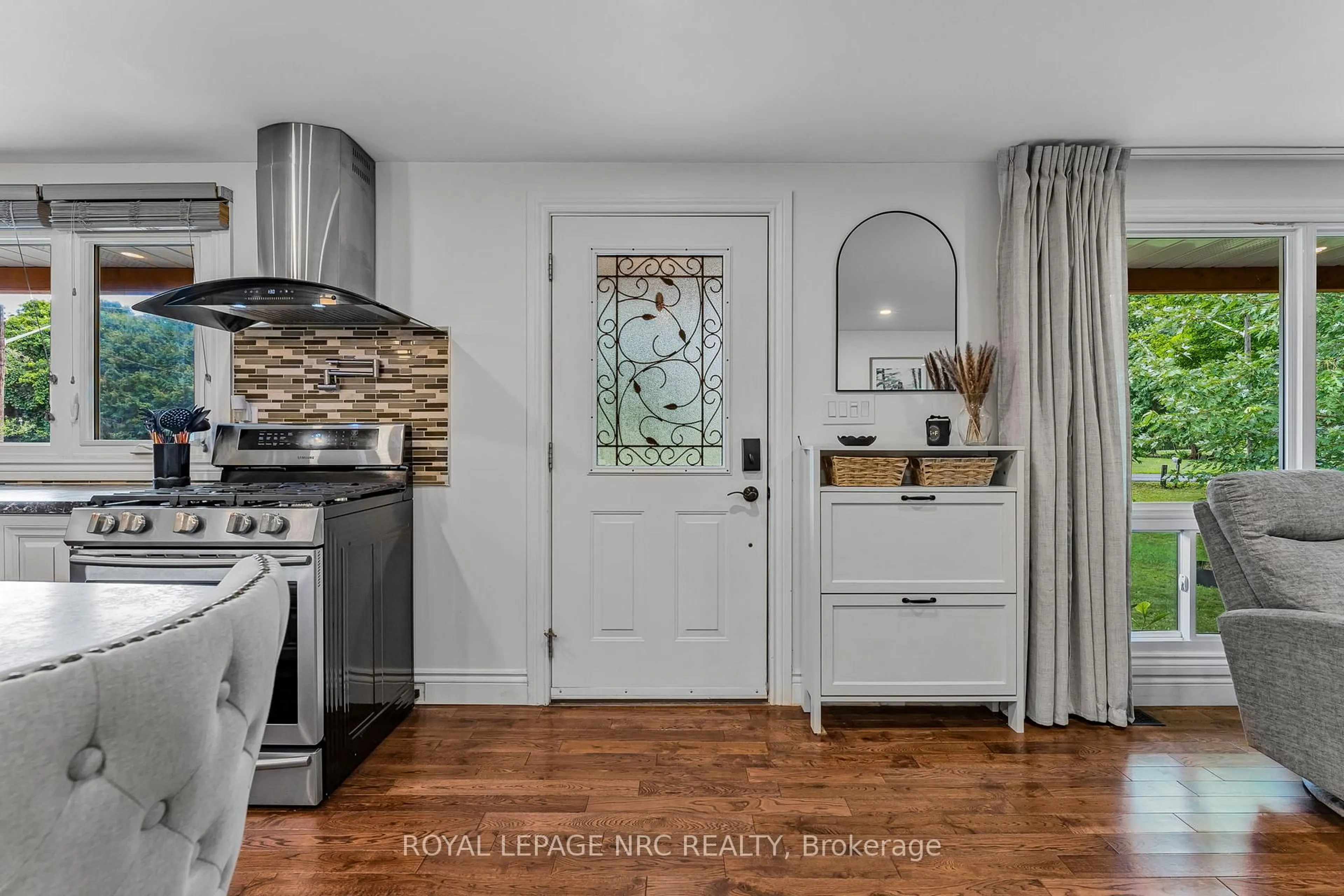 Open concept kitchen, ceramic/tile floor for 146 Merritt Rd, Pelham Ontario L3B 5N5