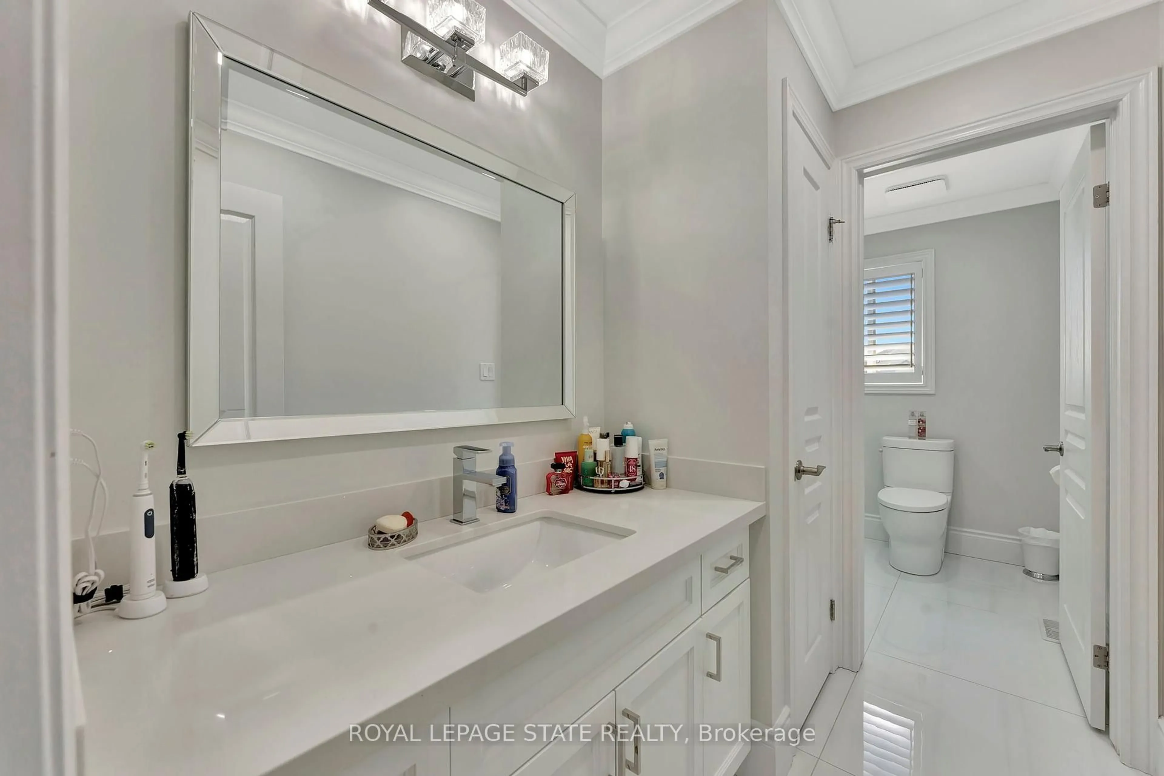 Standard bathroom, ceramic/tile floor for 7 Bernini Crt, Hamilton Ontario L9B 0C7