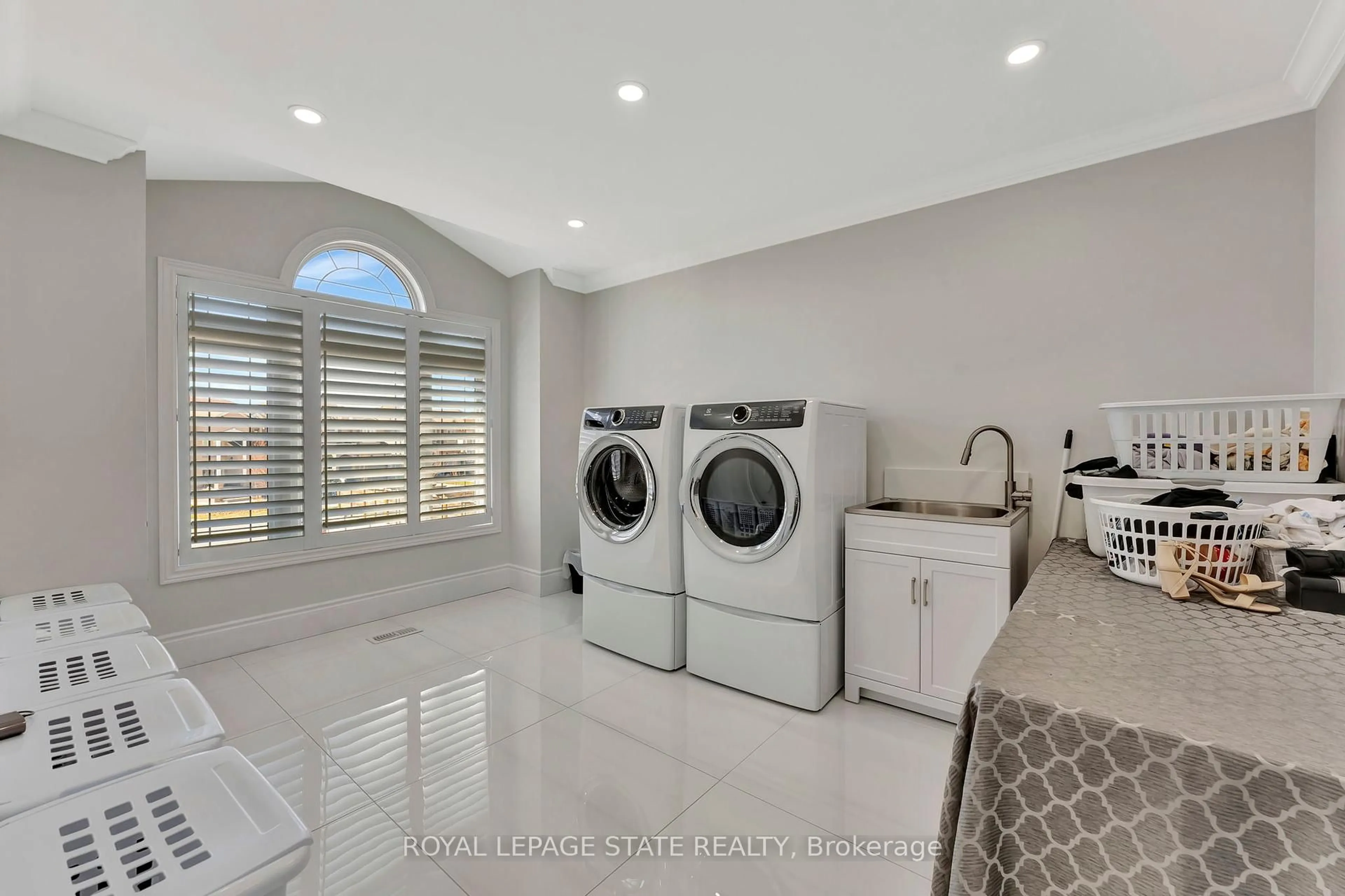 Laundry room for 7 Bernini Crt, Hamilton Ontario L9B 0C7
