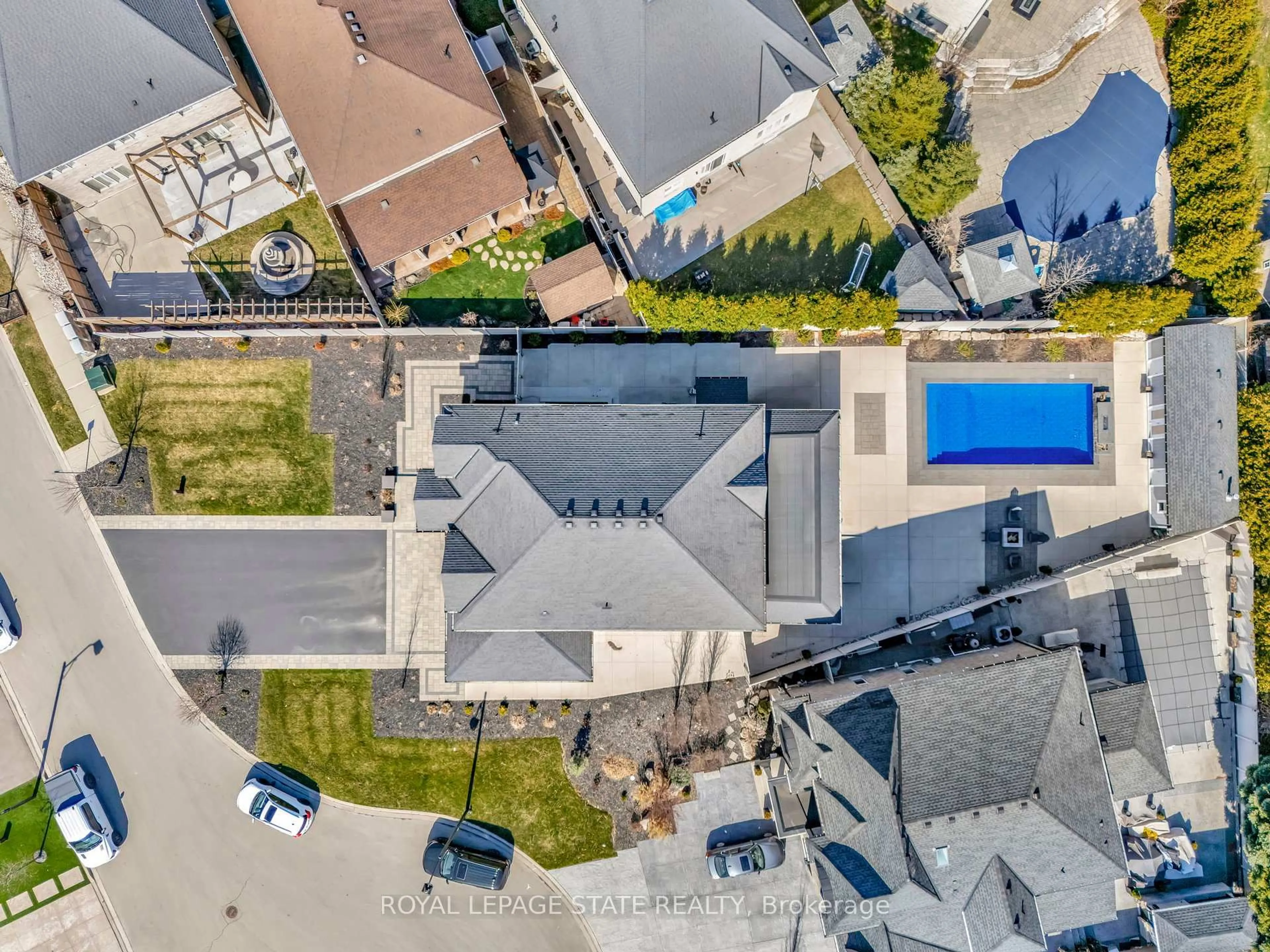 A pic from outside/outdoor area/front of a property/back of a property/a pic from drone, city buildings view from balcony for 7 Bernini Crt, Hamilton Ontario L9B 0C7