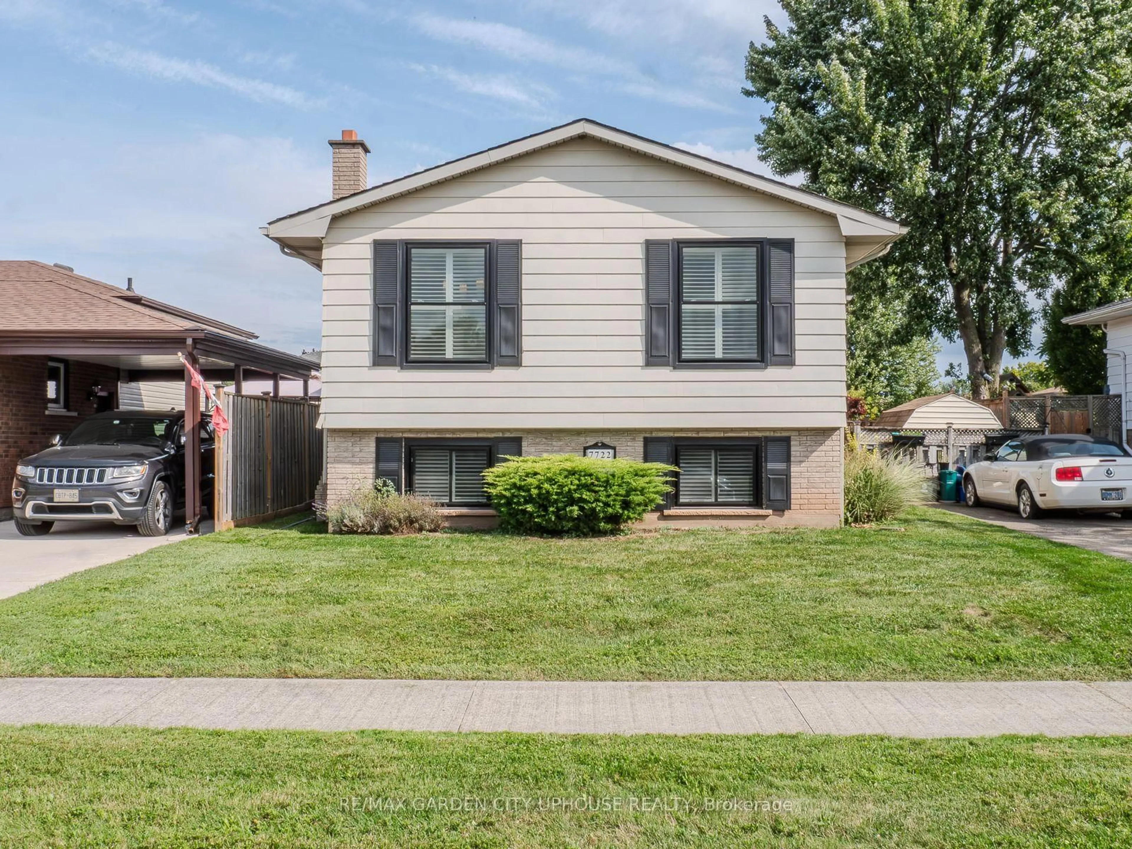 Home with vinyl exterior material, street for 7722 Ronnie Cres, Niagara Falls Ontario L2G 7M2