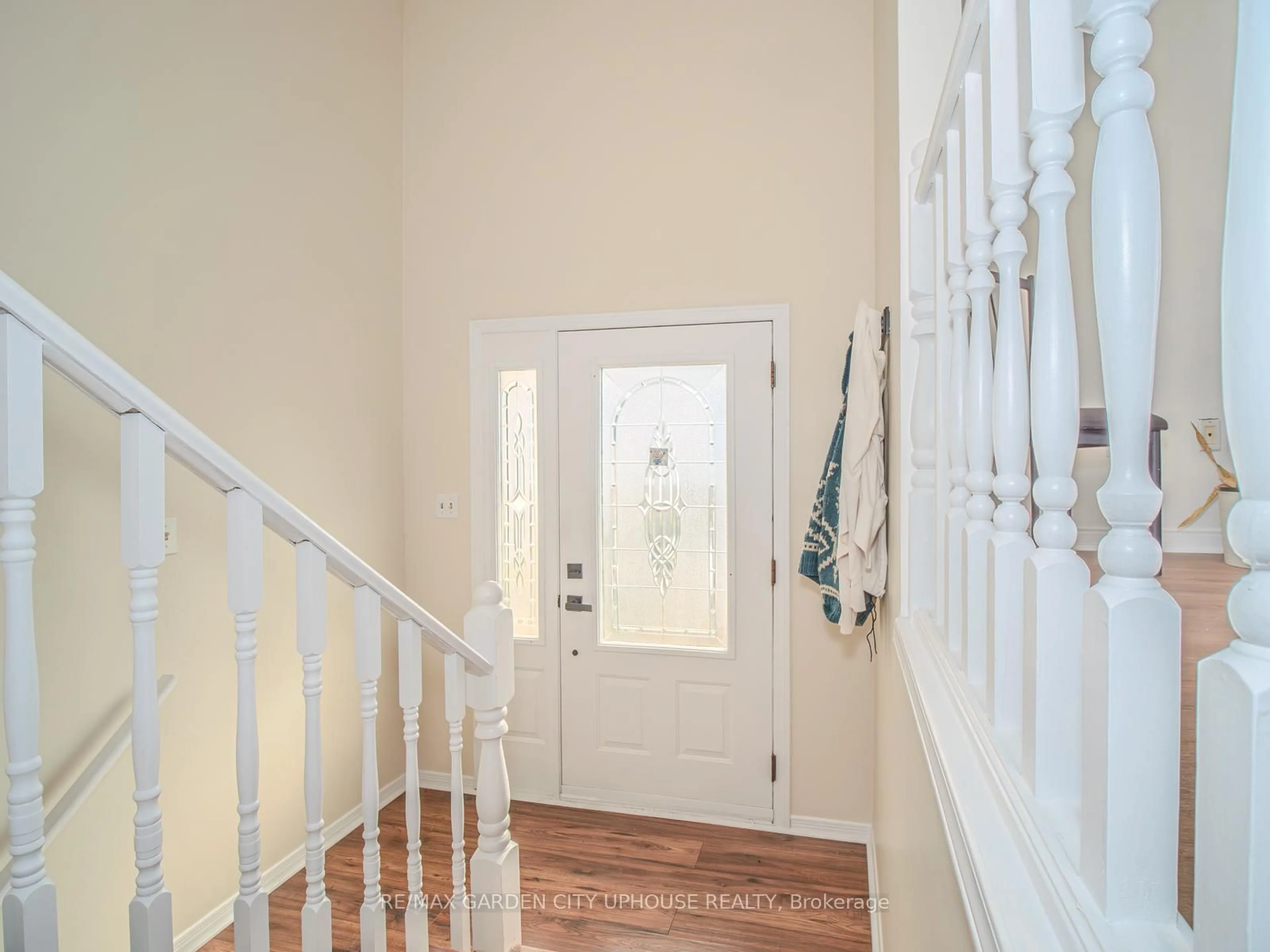 Indoor entryway for 7722 Ronnie Cres, Niagara Falls Ontario L2G 7M2