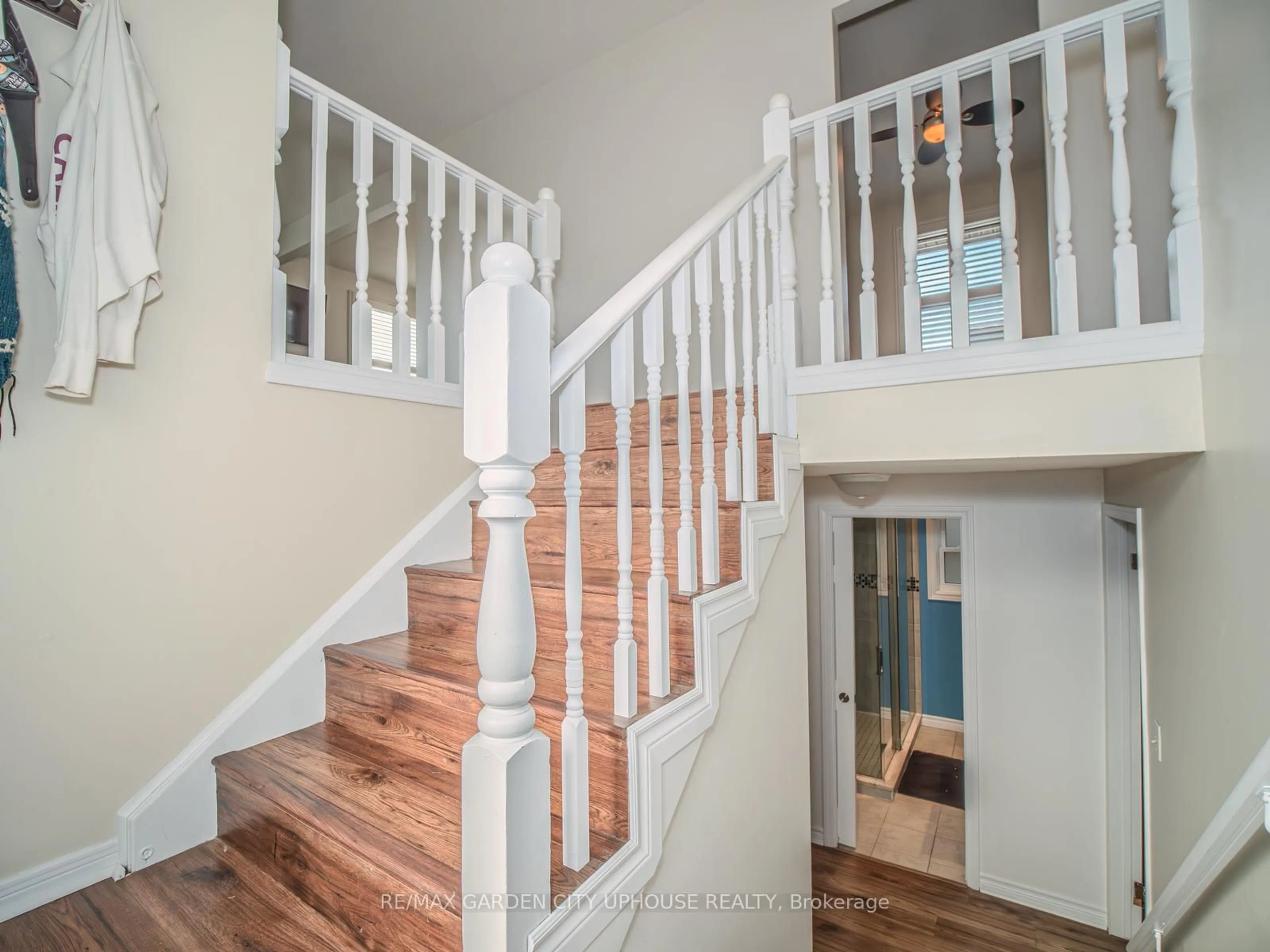 Stairs for 7722 Ronnie Cres, Niagara Falls Ontario L2G 7M2