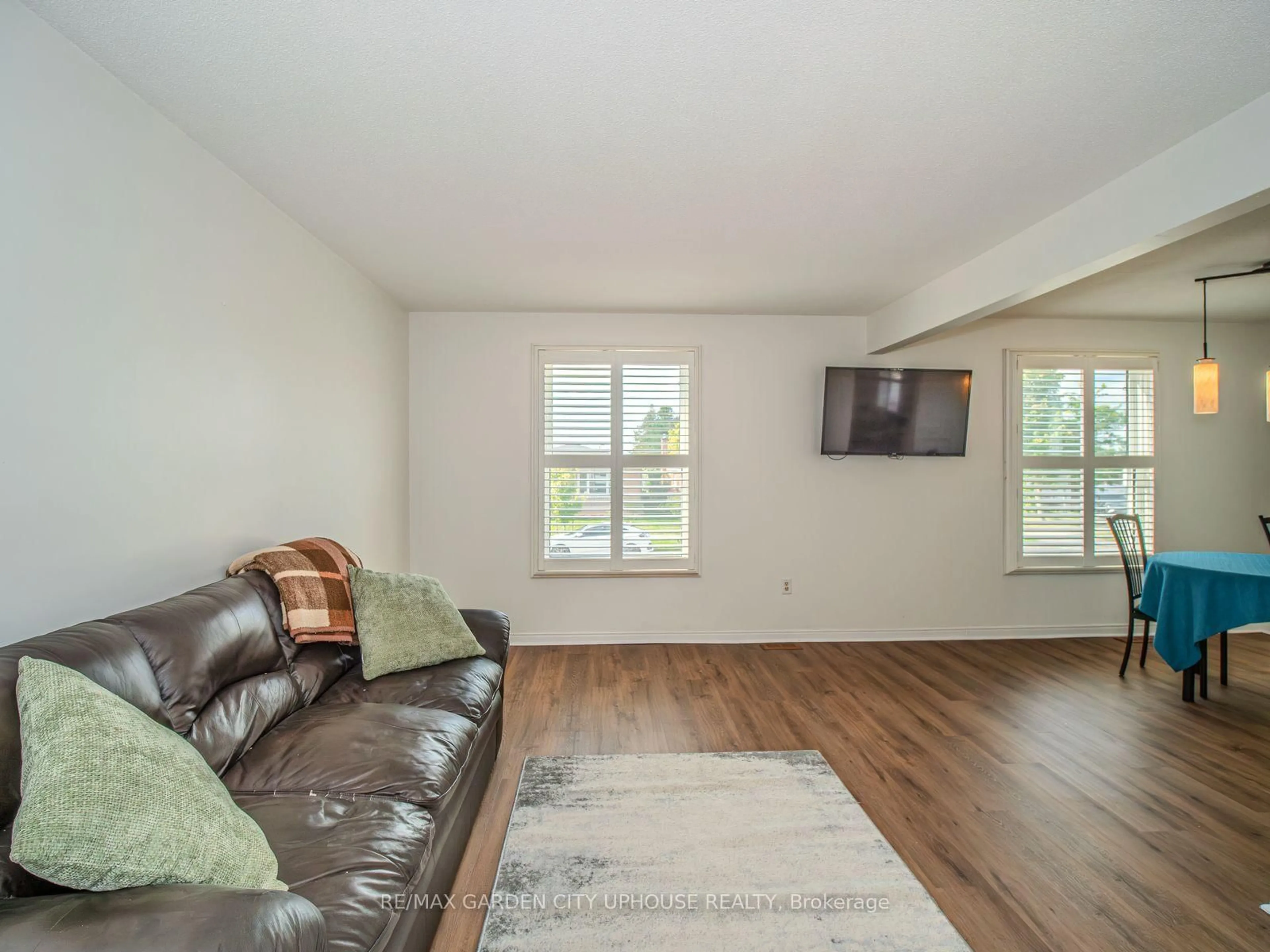 Living room with furniture, wood/laminate floor for 7722 Ronnie Cres, Niagara Falls Ontario L2G 7M2