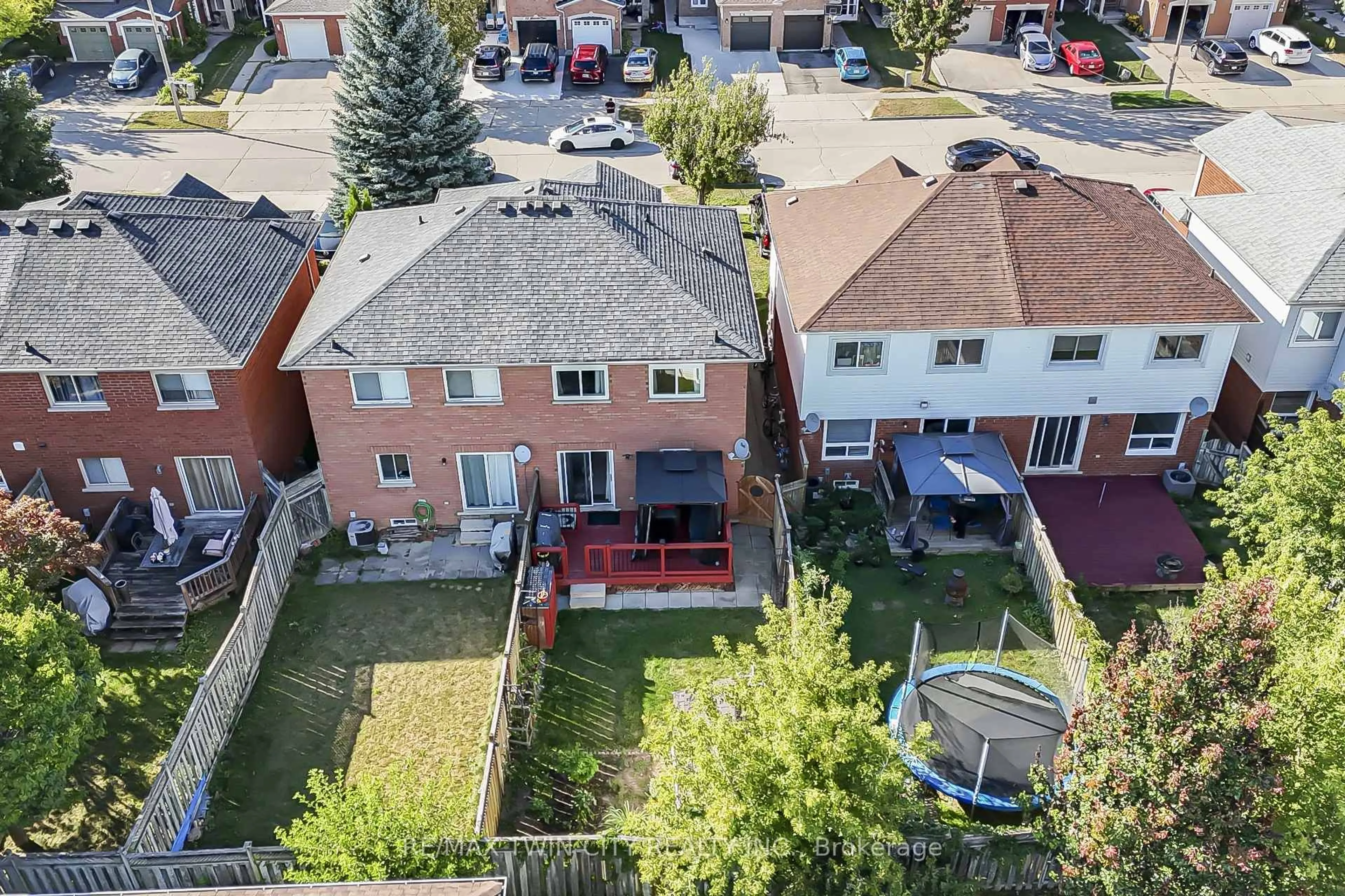 A pic from outside/outdoor area/front of a property/back of a property/a pic from drone, street for 75 Stonecairn Dr, Cambridge Ontario N1T 1W3
