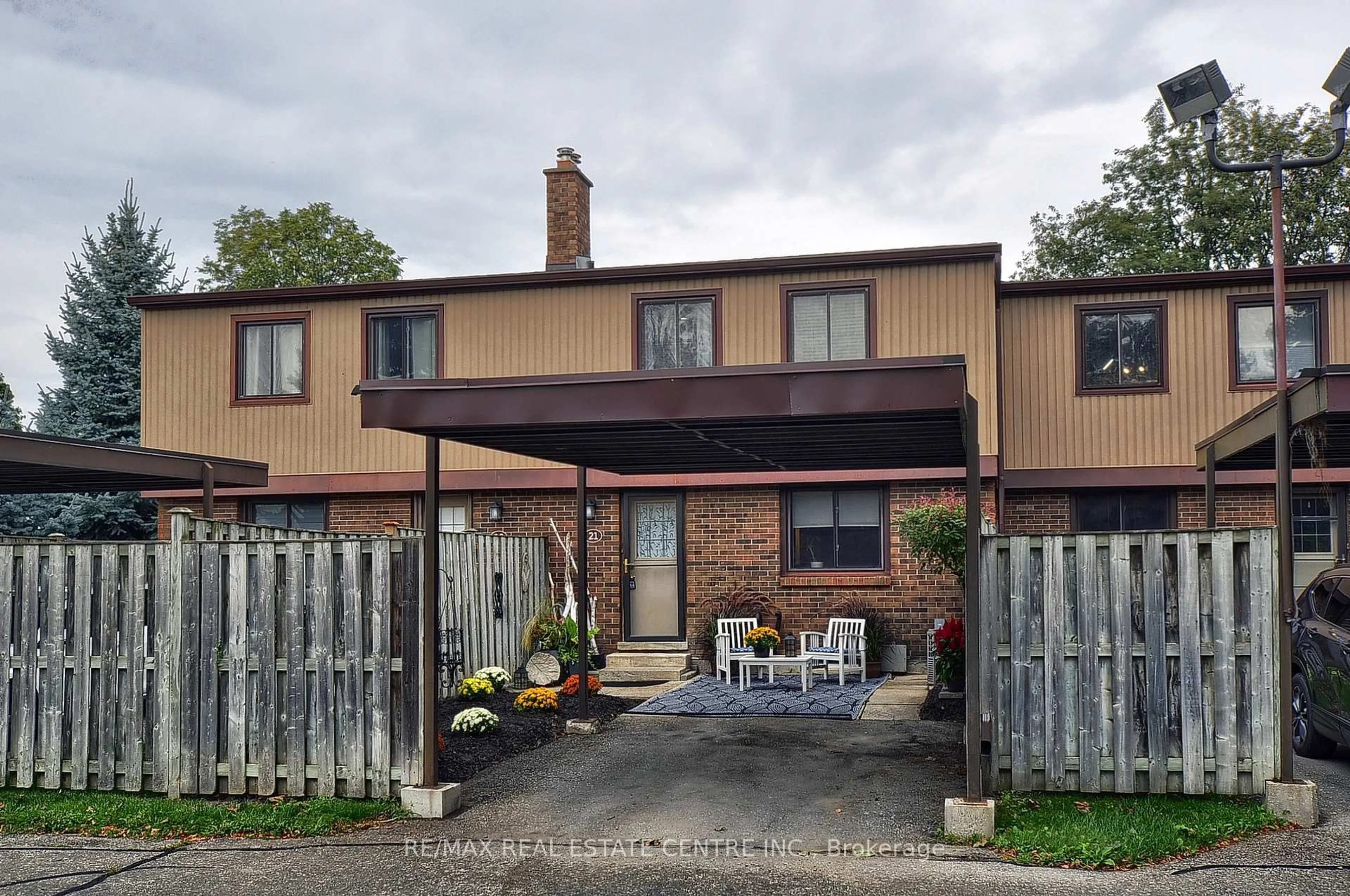 A pic from outside/outdoor area/front of a property/back of a property/a pic from drone, street for 279 Sandowne Dr, Waterloo Ontario N2K 2C1