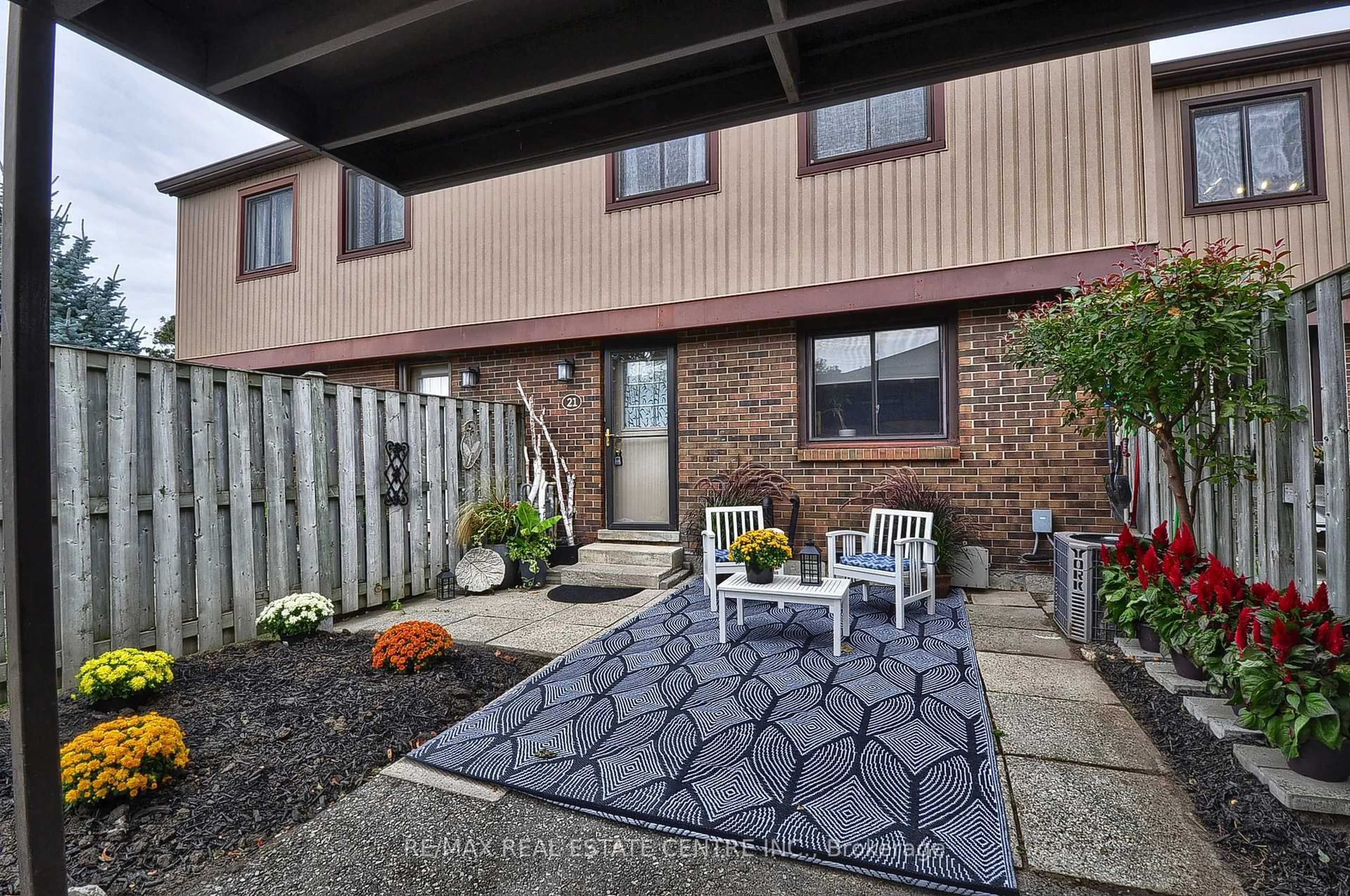 Patio, unknown for 279 Sandowne Dr, Waterloo Ontario N2K 2C1