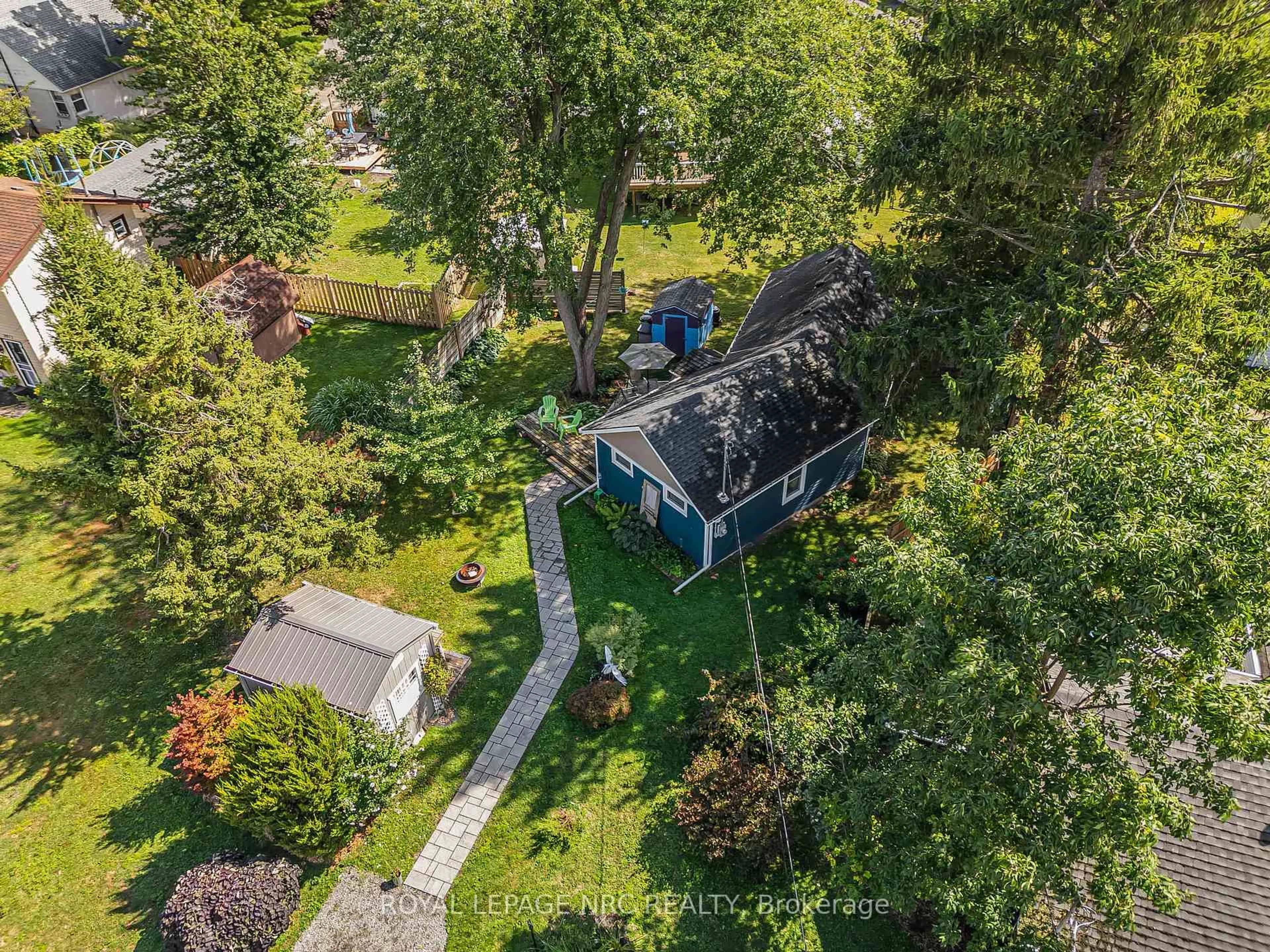 A pic from outside/outdoor area/front of a property/back of a property/a pic from drone, street for 3983 Victoria Rd, Fort Erie Ontario L0S 1B0