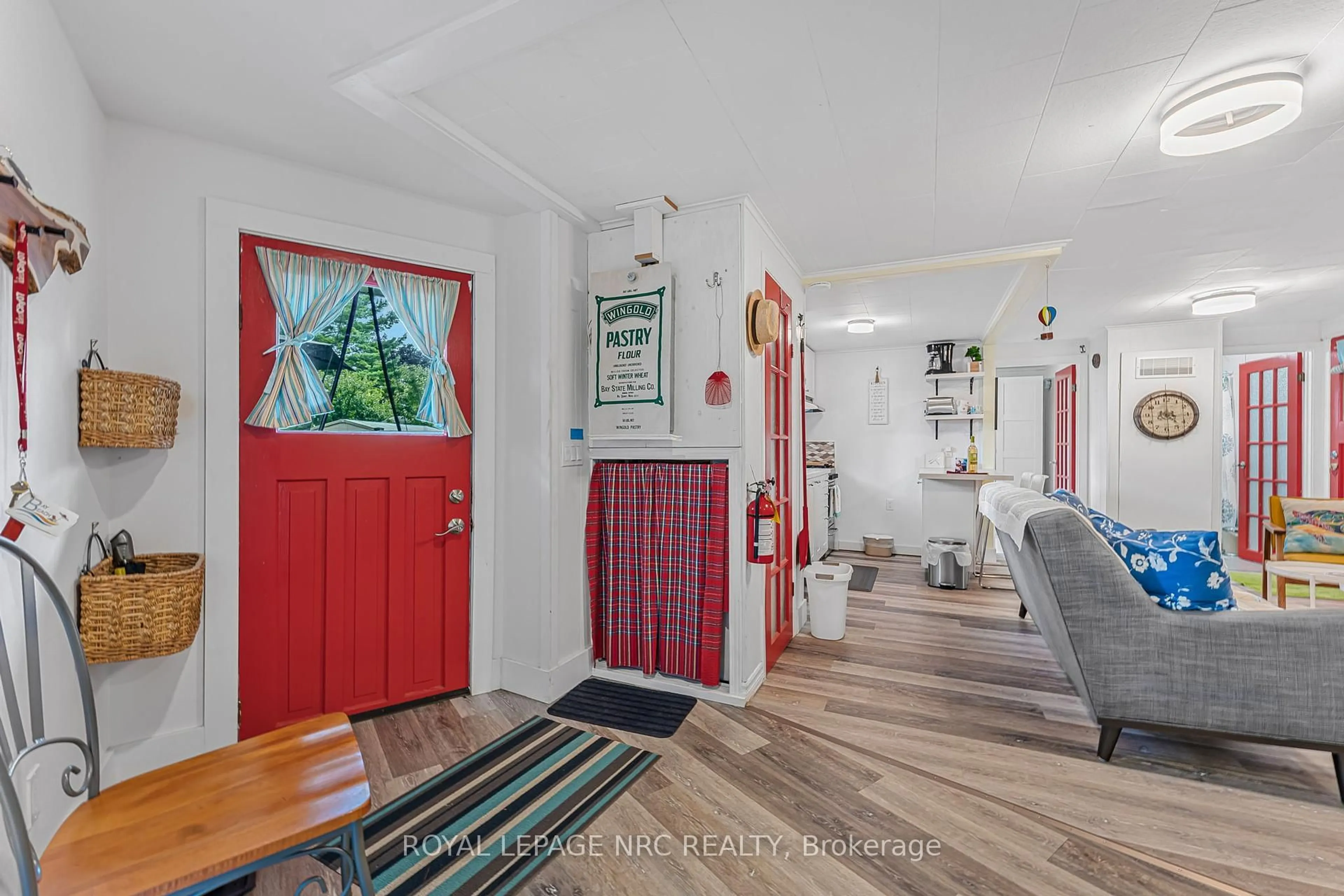 Indoor entryway for 3983 Victoria Rd, Fort Erie Ontario L0S 1B0