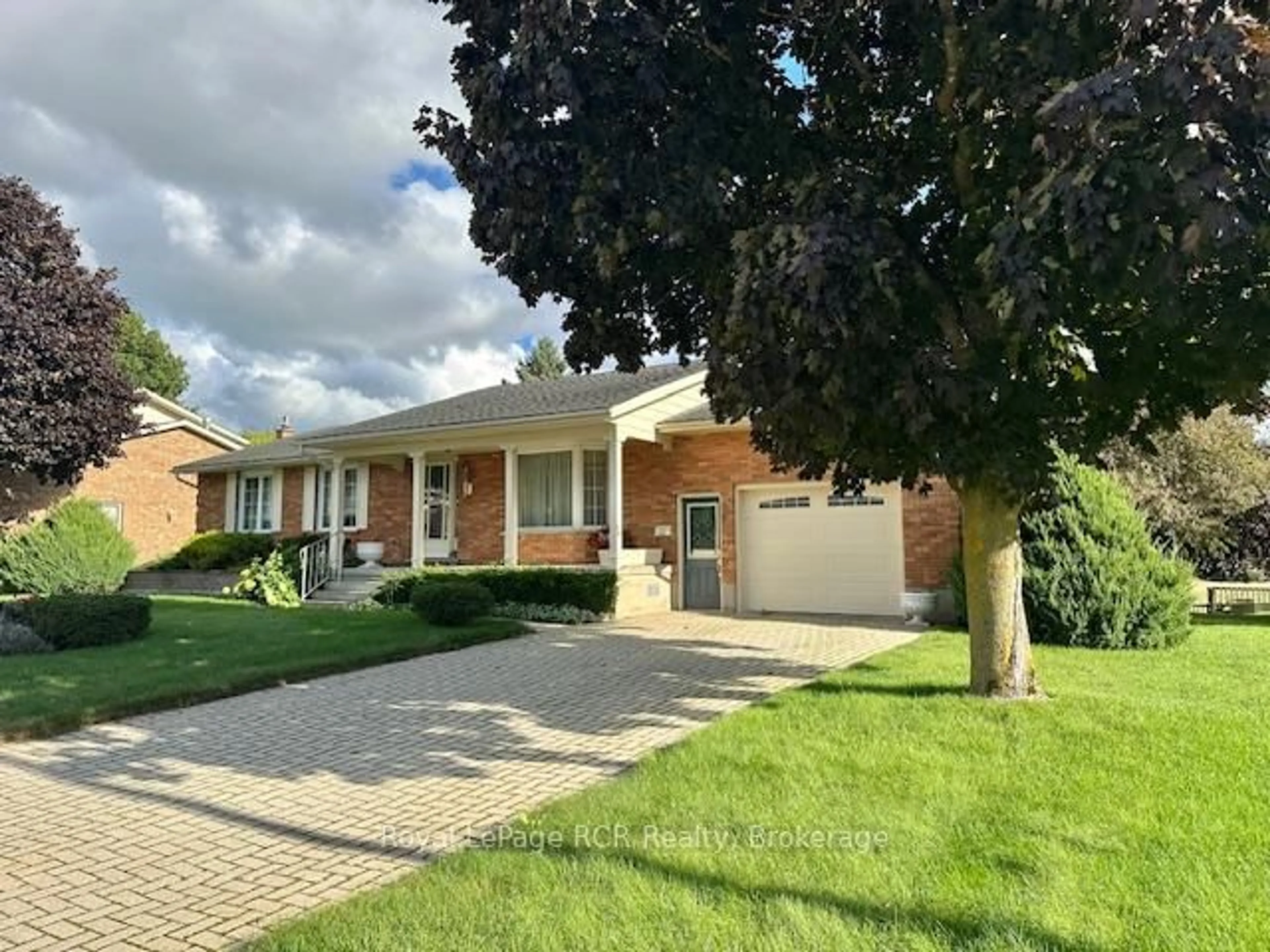 A pic from outside/outdoor area/front of a property/back of a property/a pic from drone, street for 29 2nd Street Cres, Hanover Ontario N4N 3R3