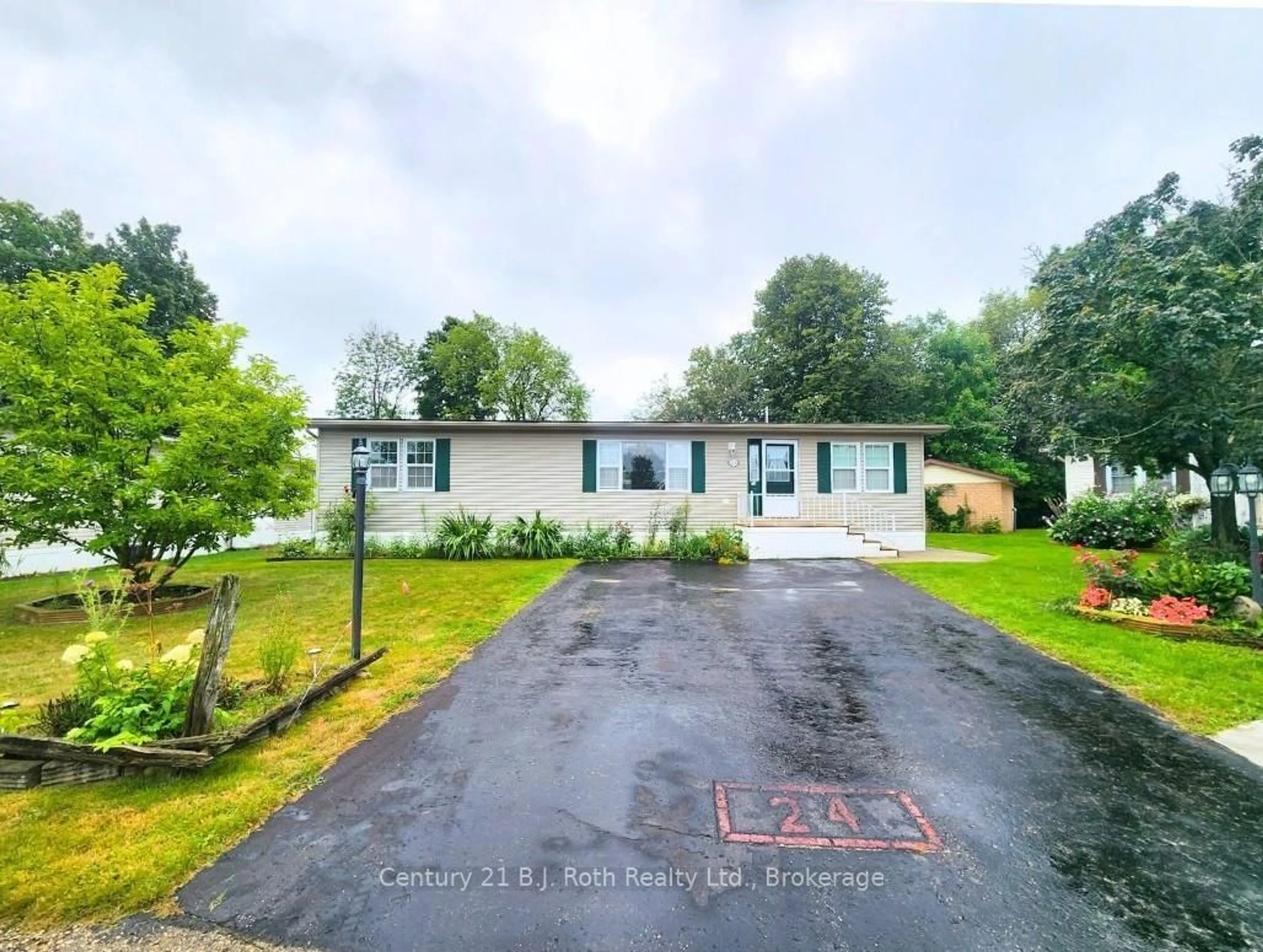 A pic from outside/outdoor area/front of a property/back of a property/a pic from drone, unknown for 6512 Minto Line 12 #J-24, Minto Ontario N0G 1M0