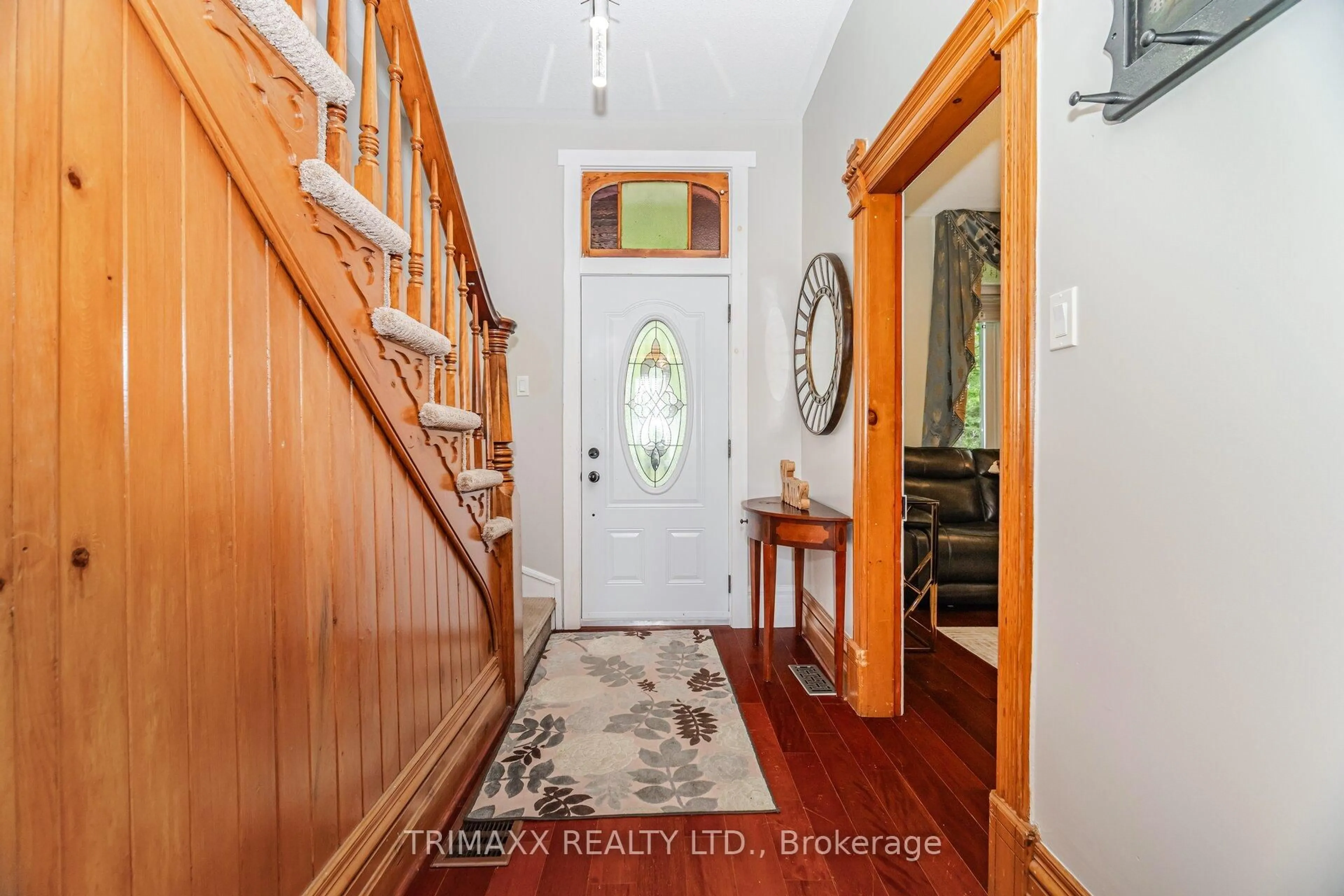 Indoor entryway for 593475 Blind Line, Mono Ontario L9W 5N1
