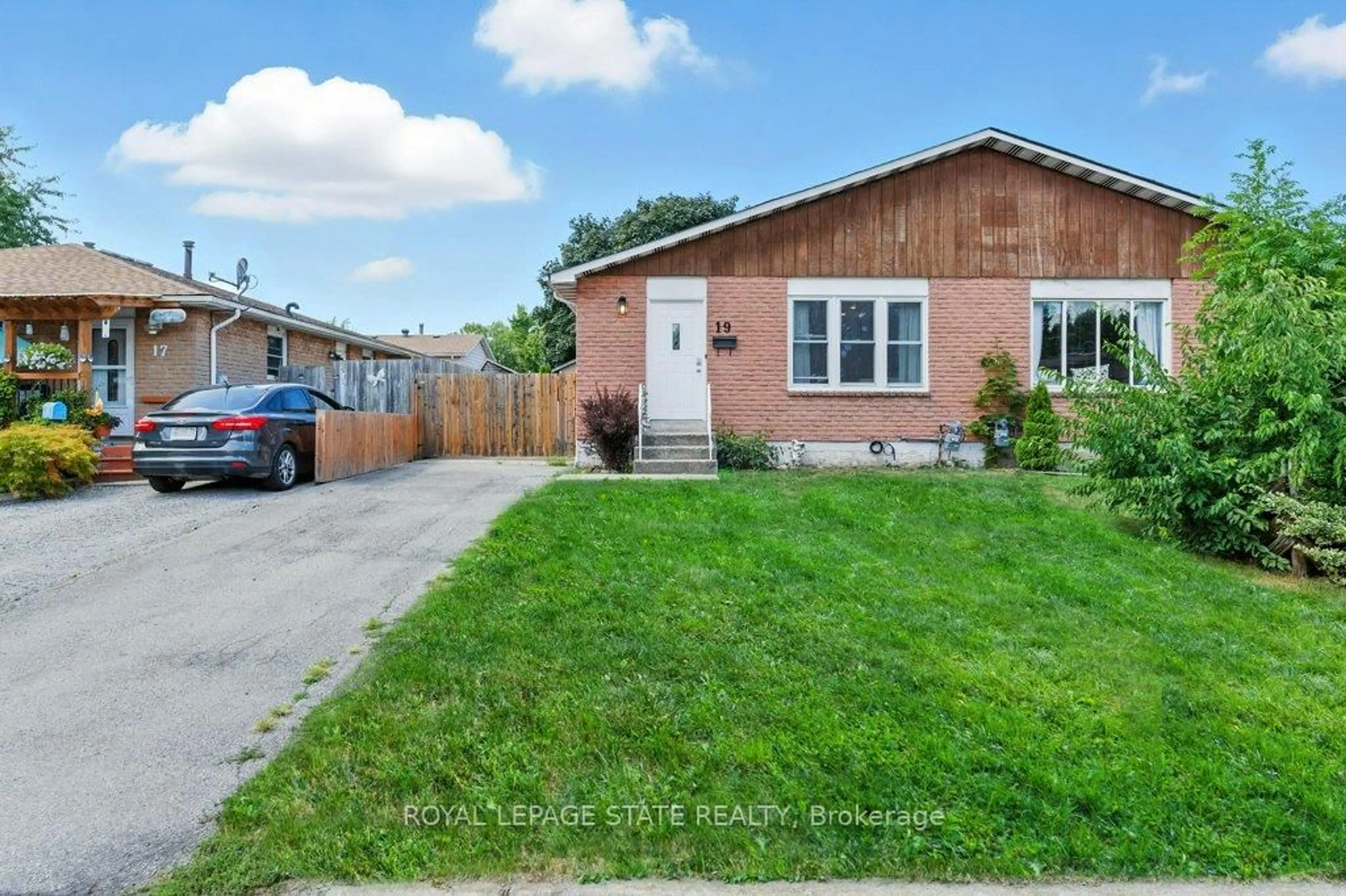 Unknown for 19 Lampman Cres, Thorold Ontario L2V 4K6