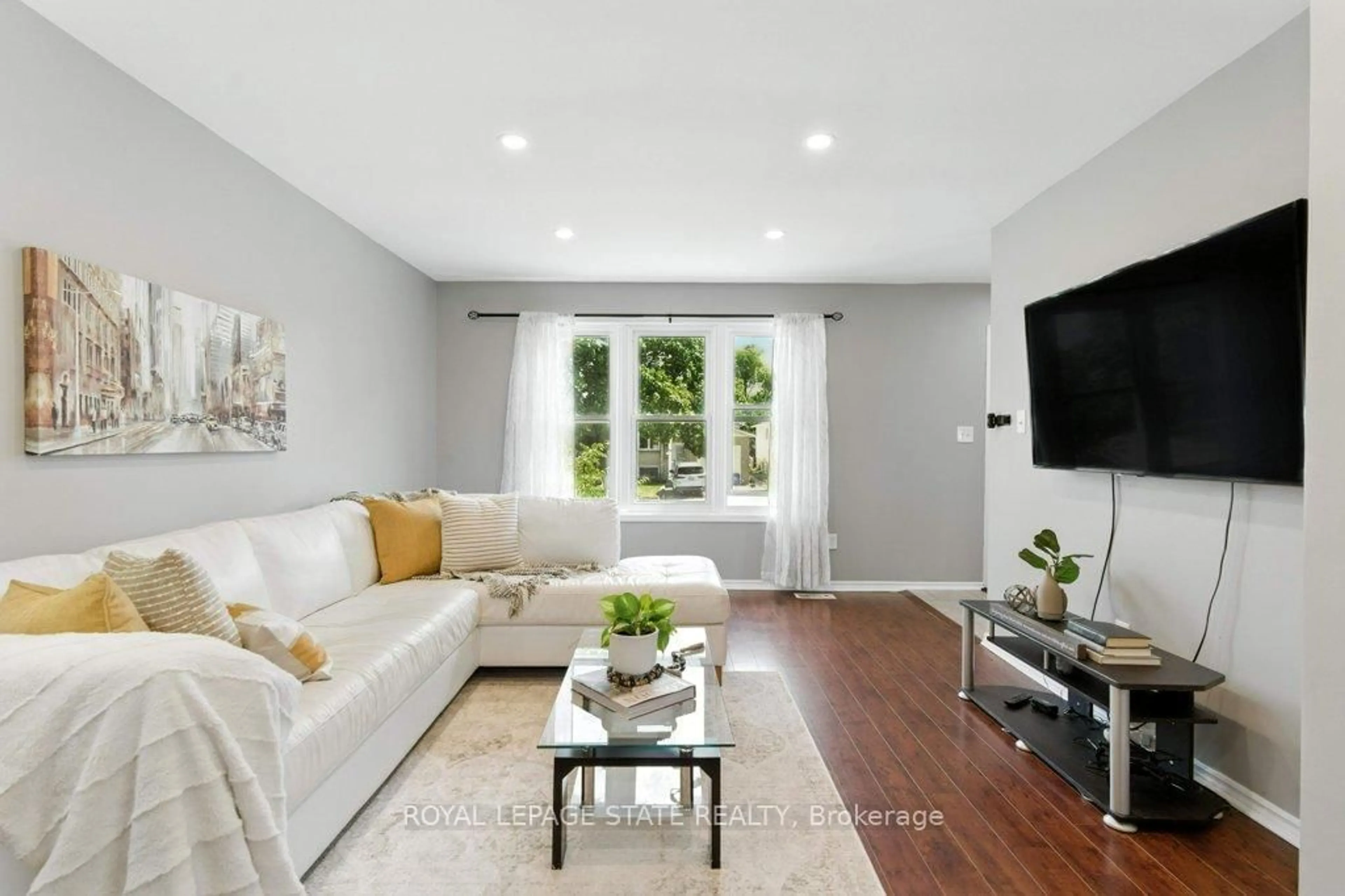Living room with furniture, unknown for 19 Lampman Cres, Thorold Ontario L2V 4K6