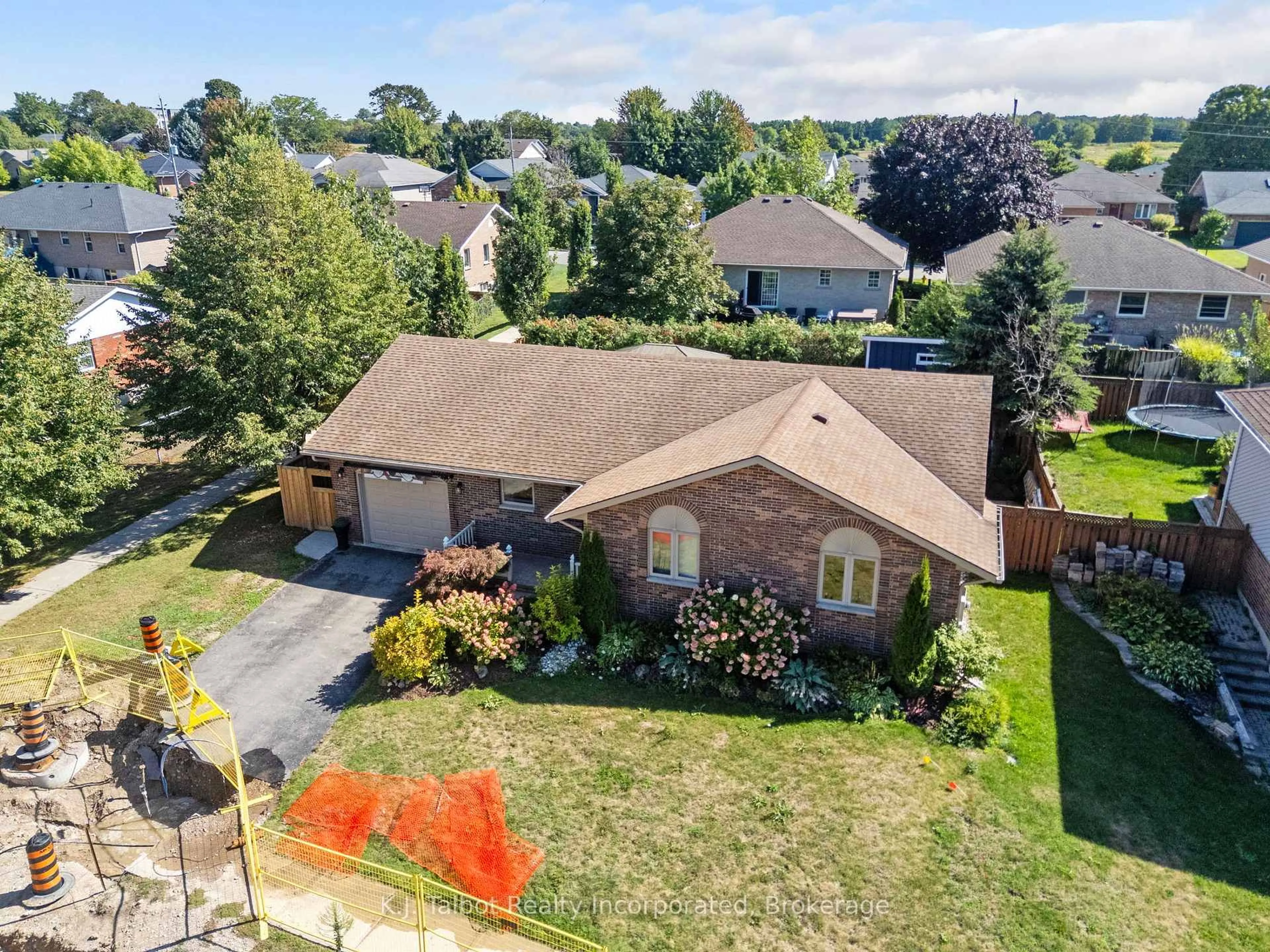 A pic from outside/outdoor area/front of a property/back of a property/a pic from drone, street for 47 Suncoast Dr, Goderich Ontario N7A 4H1