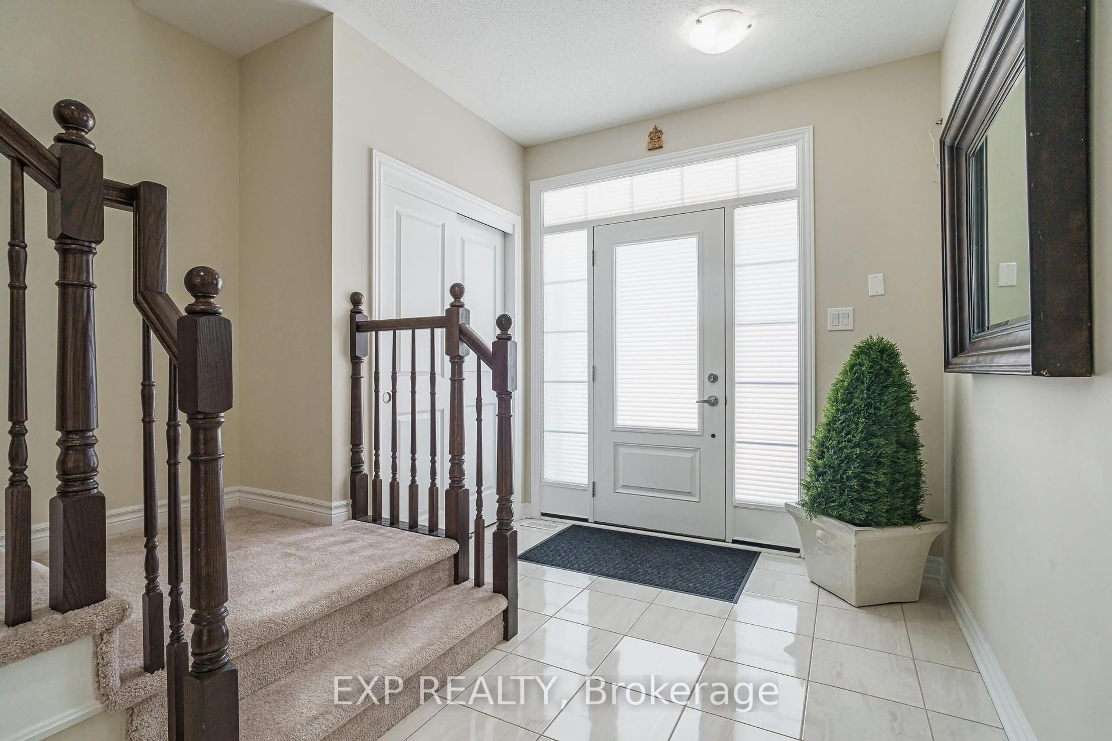 Indoor entryway for 628 Eagle Crest Hts, Ottawa Ontario K2S 2E6