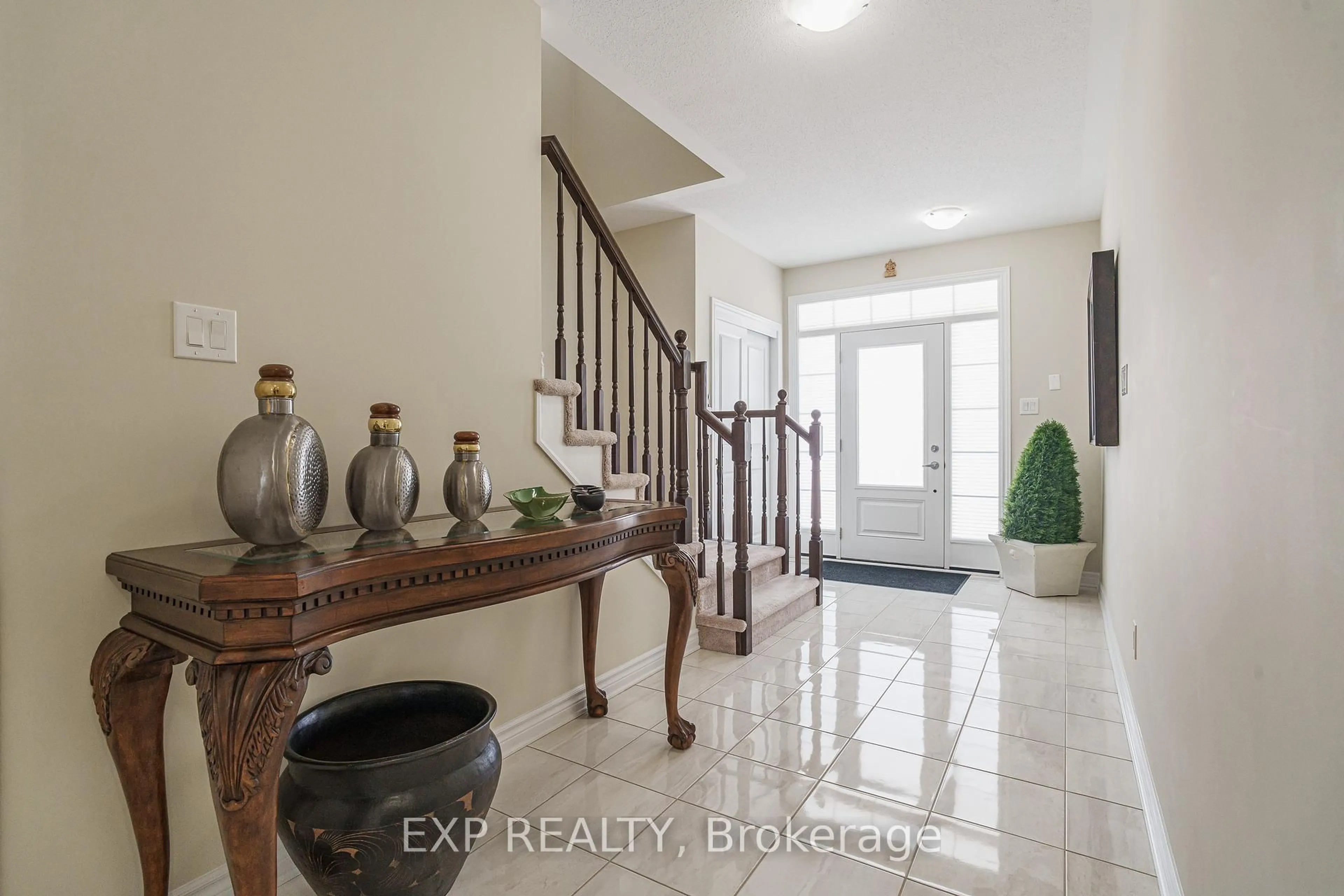 Indoor entryway for 628 Eagle Crest Hts, Ottawa Ontario K2S 2E6