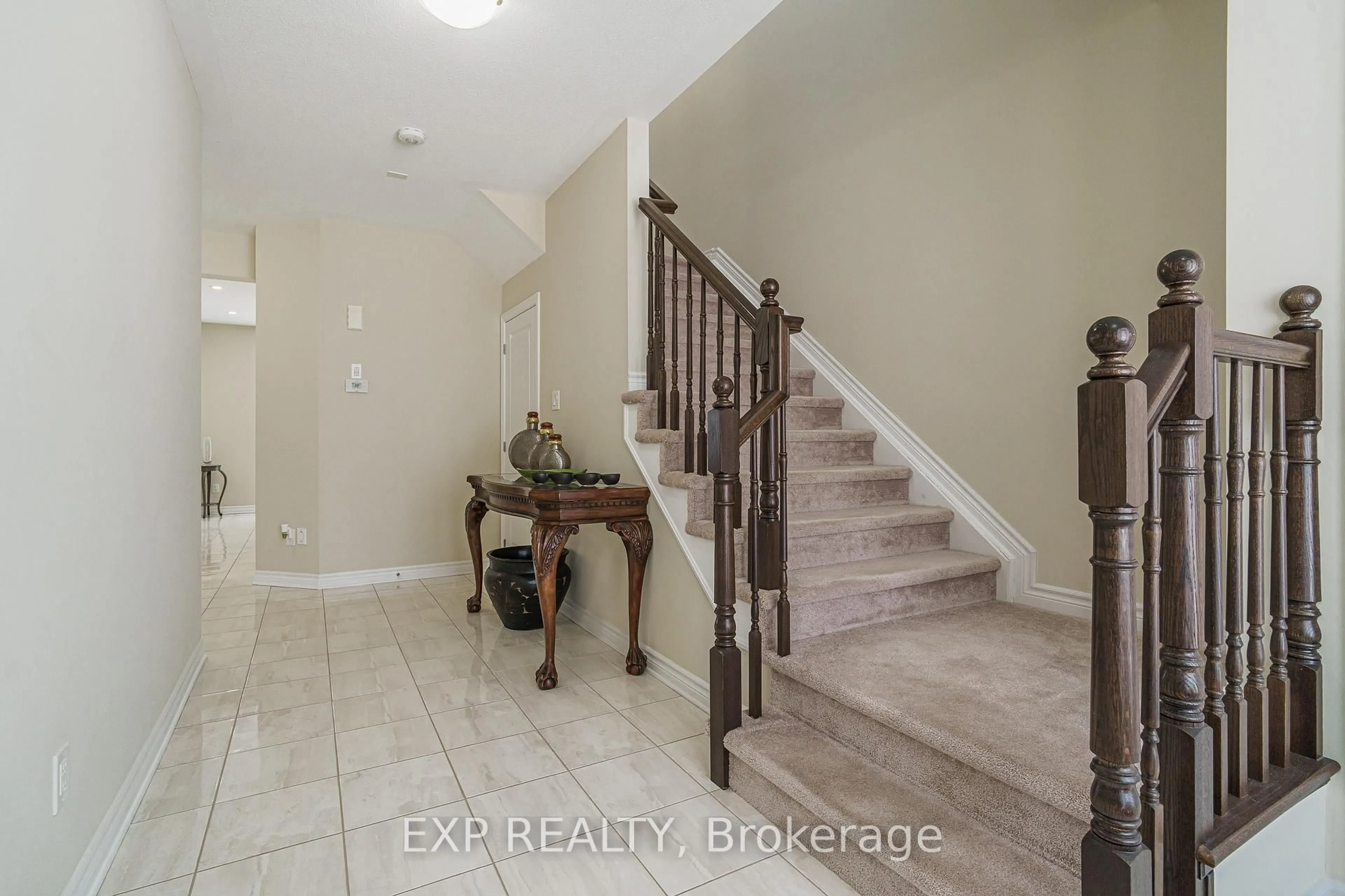 Indoor entryway for 628 Eagle Crest Hts, Ottawa Ontario K2S 2E6