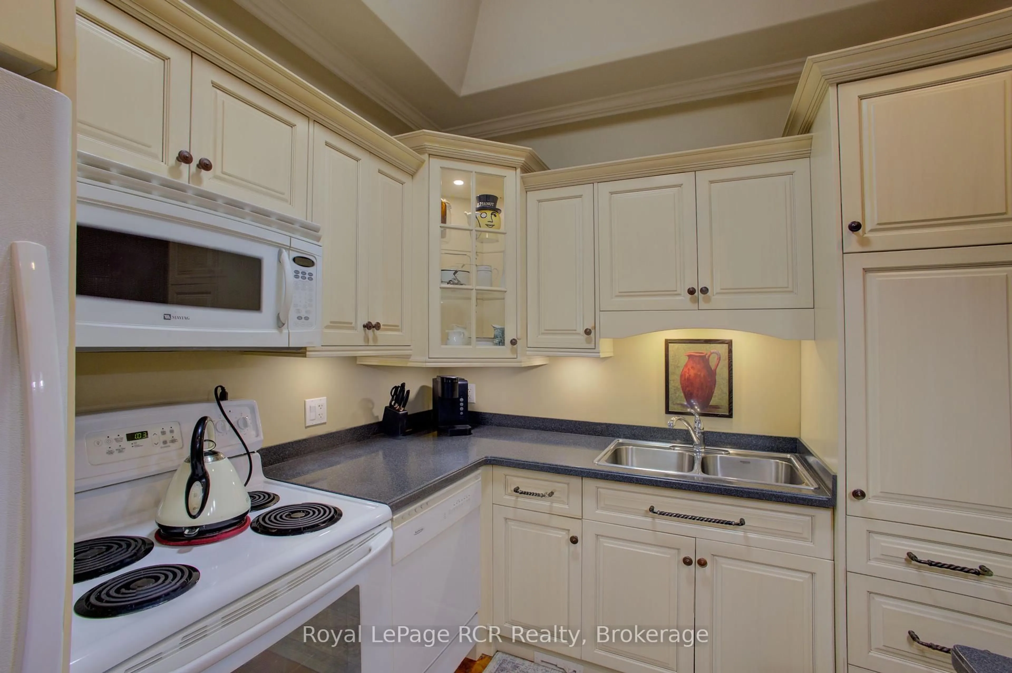 Standard kitchen, ceramic/tile floor for 134 Frederick St, Wellington North Ontario N0G 1A0