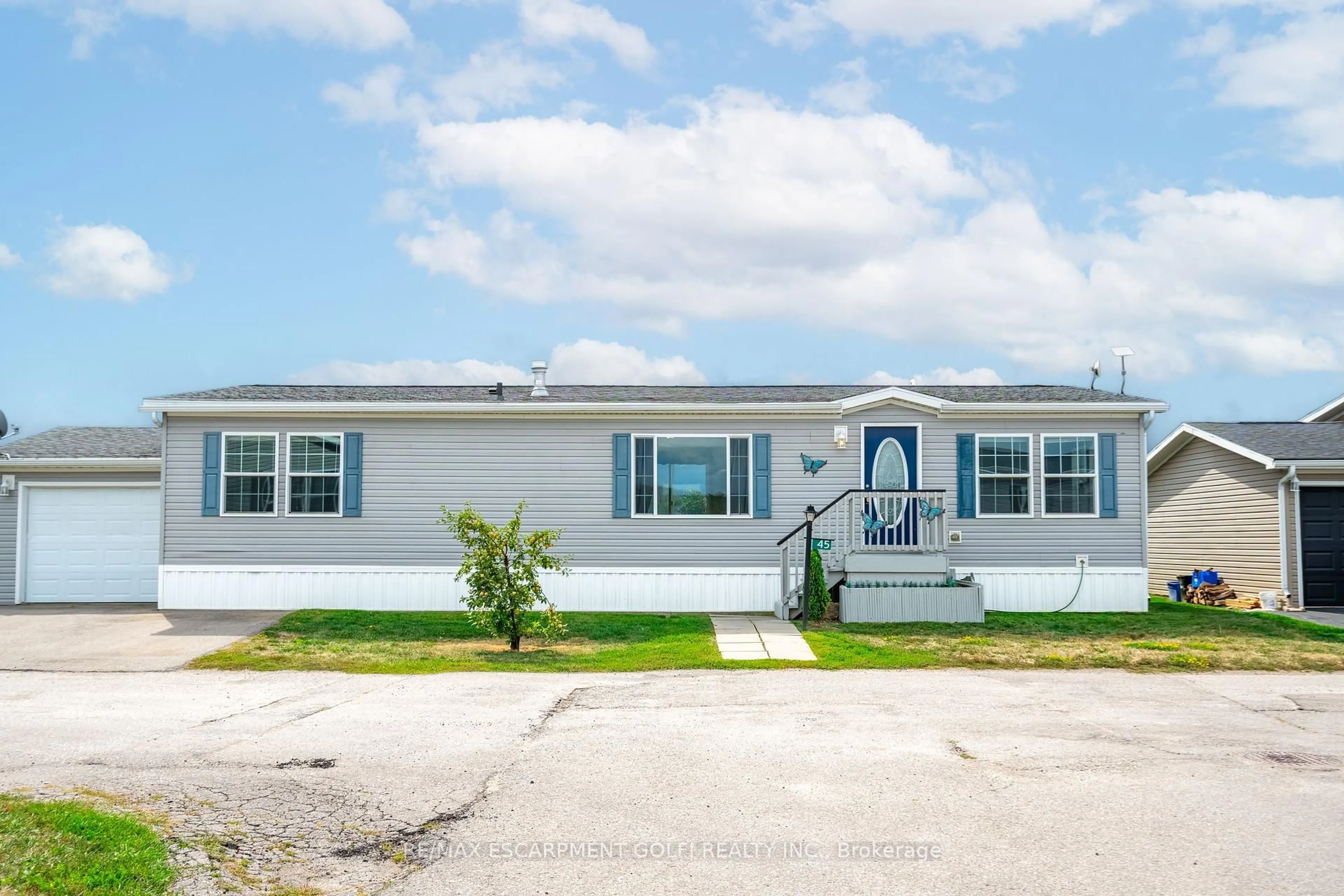 Home with vinyl exterior material, street for 45 Riverbend Cres, Haldimand Ontario N0A 1L0