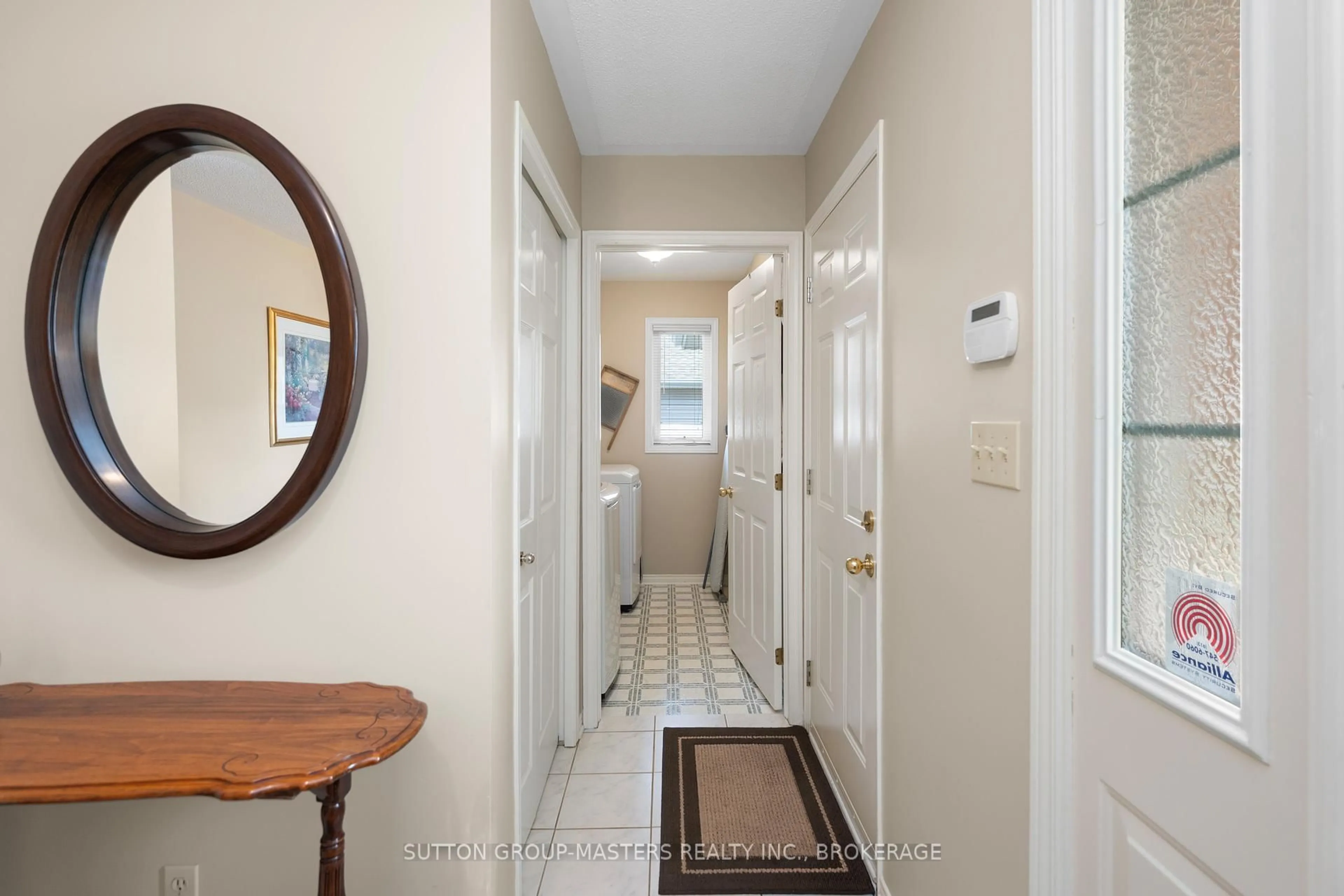 Indoor entryway for 539 Sackville Cres, Kingston Ontario K7M 8W3