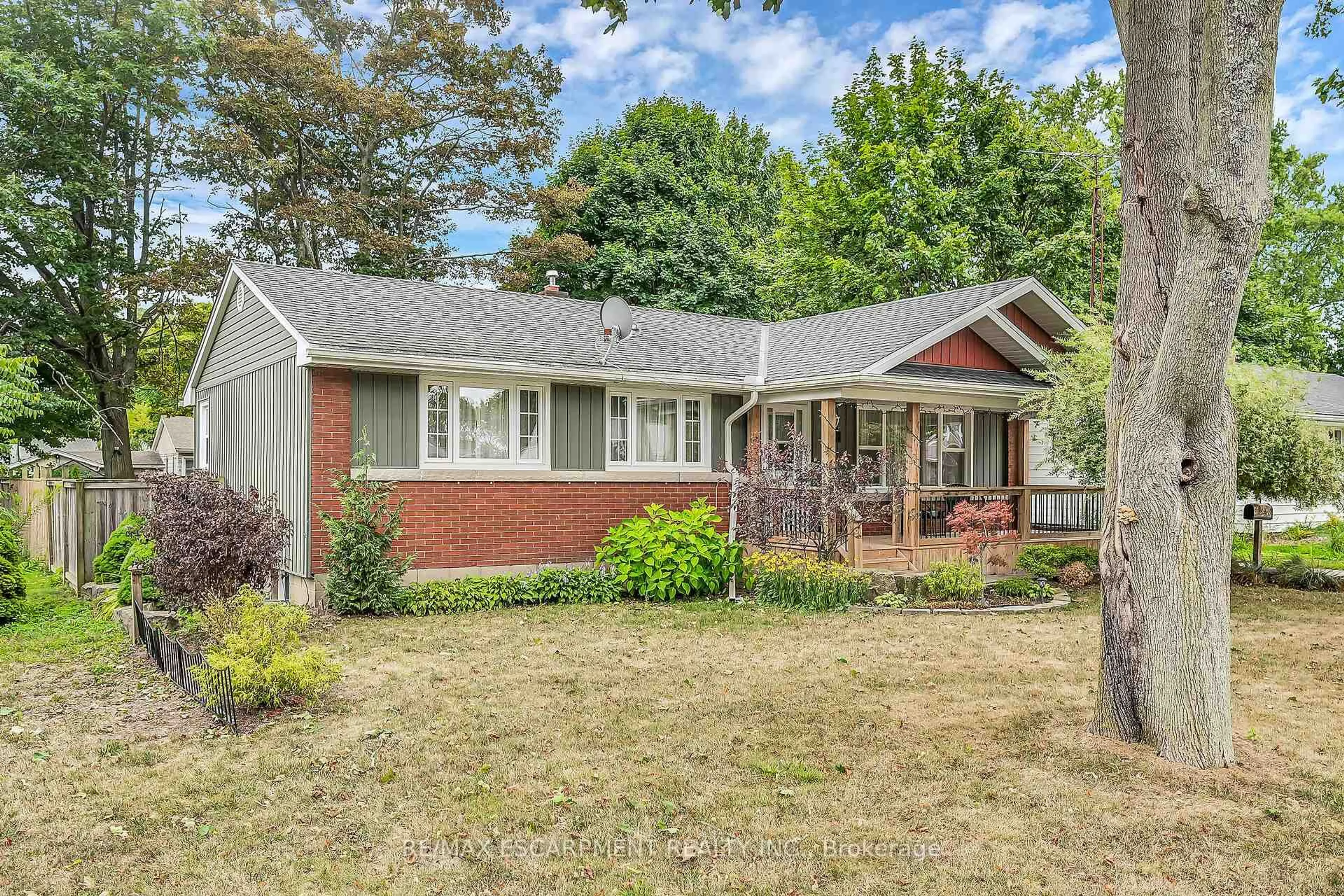 Home with vinyl exterior material, street for 160 Elizabeth Cres, Haldimand Ontario N1A 2P1