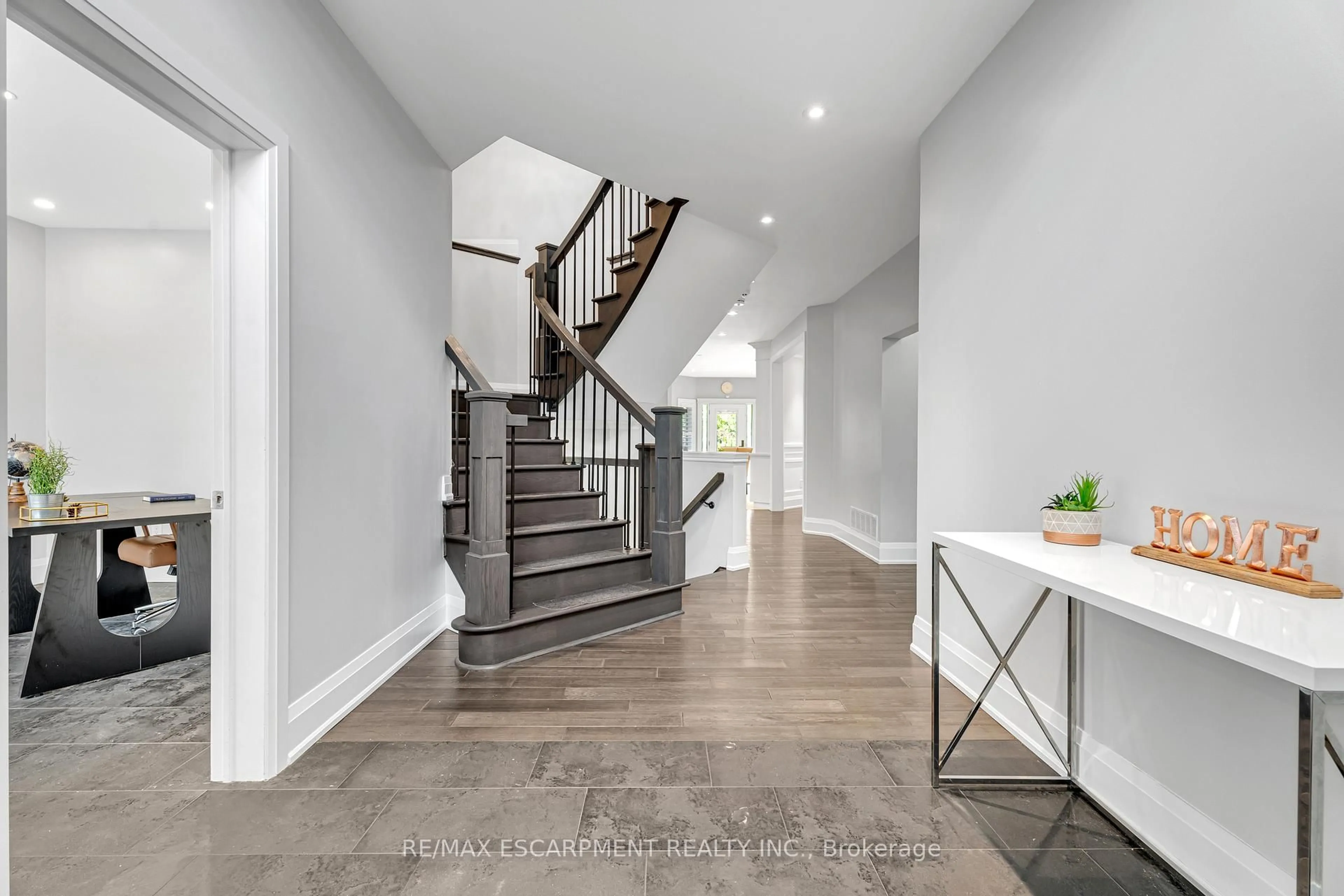 Indoor entryway for 120 Davidson Blvd, Hamilton Ontario L9H 7M5